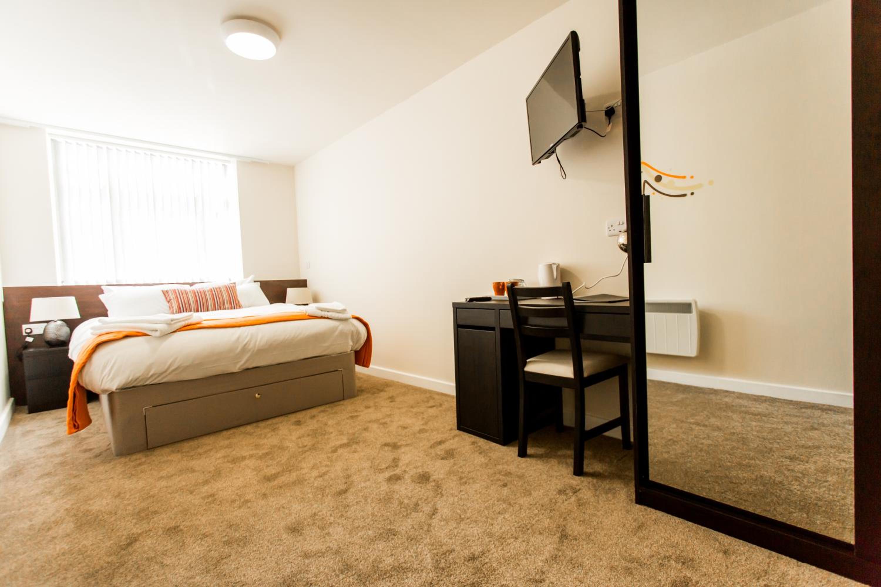 King Room with Private Bathroom - Photo 9