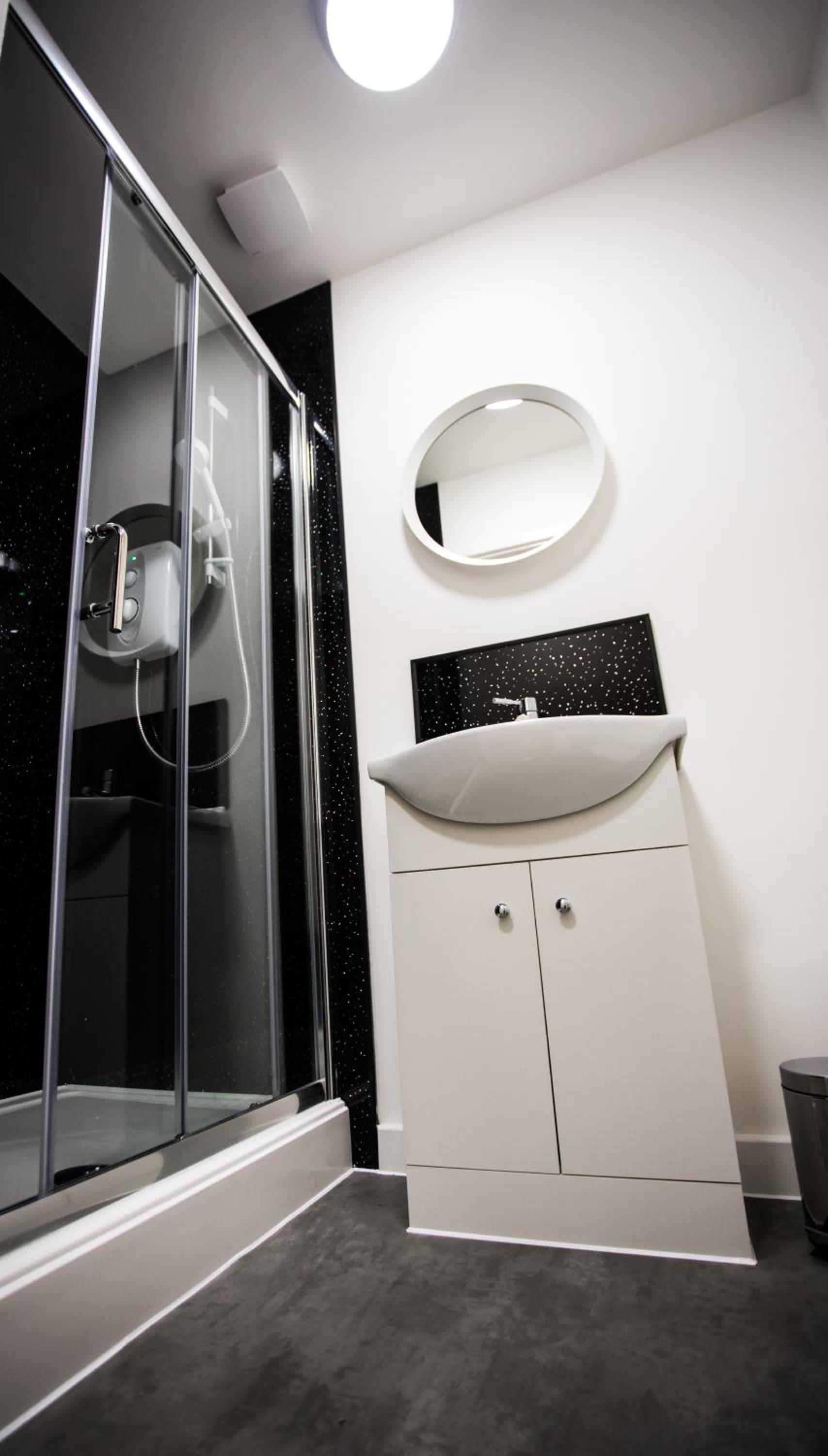 Twin Room with Private Bathroom - Photo 10