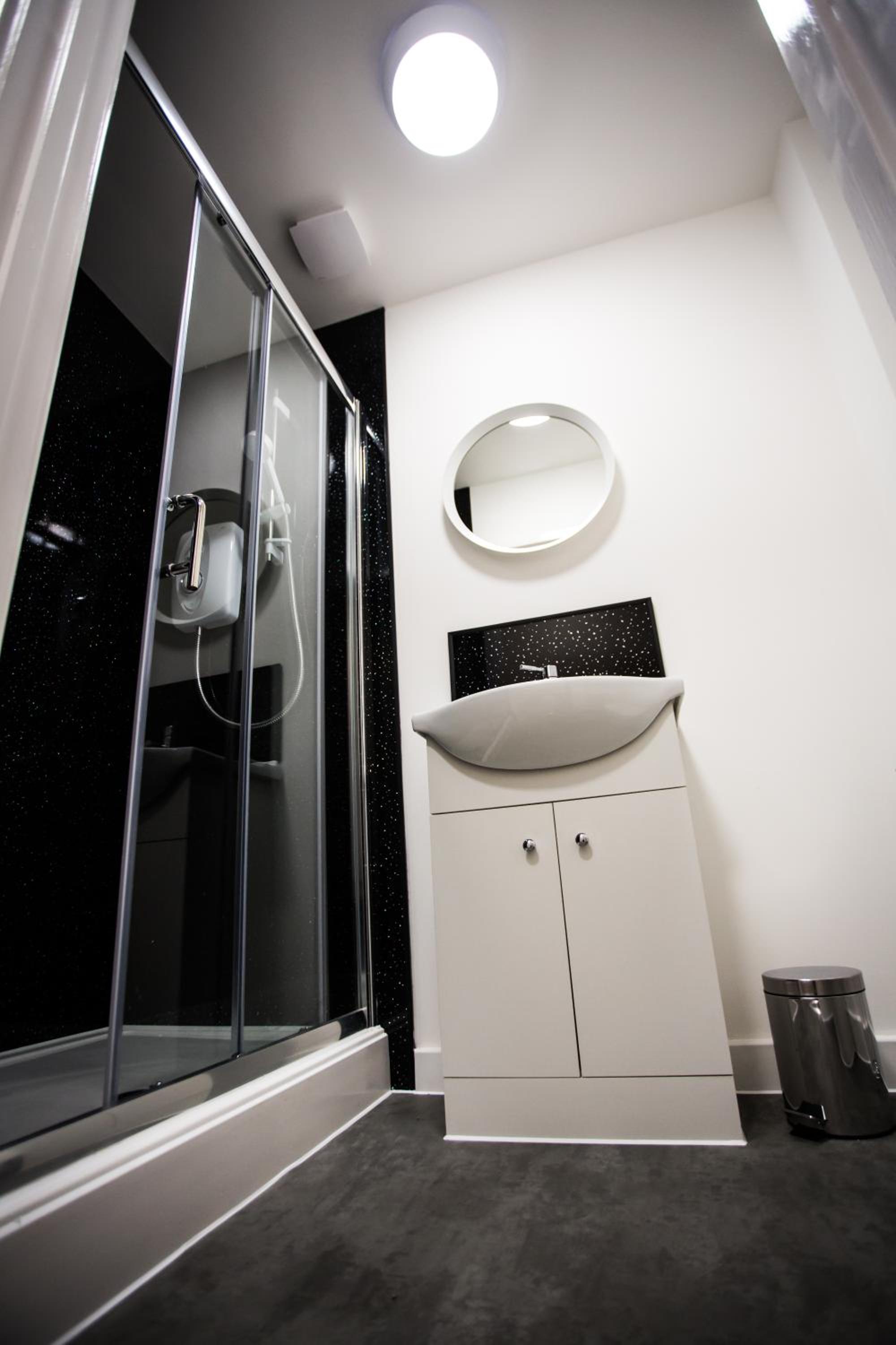 Double Room with Private Bathroom - Photo 11