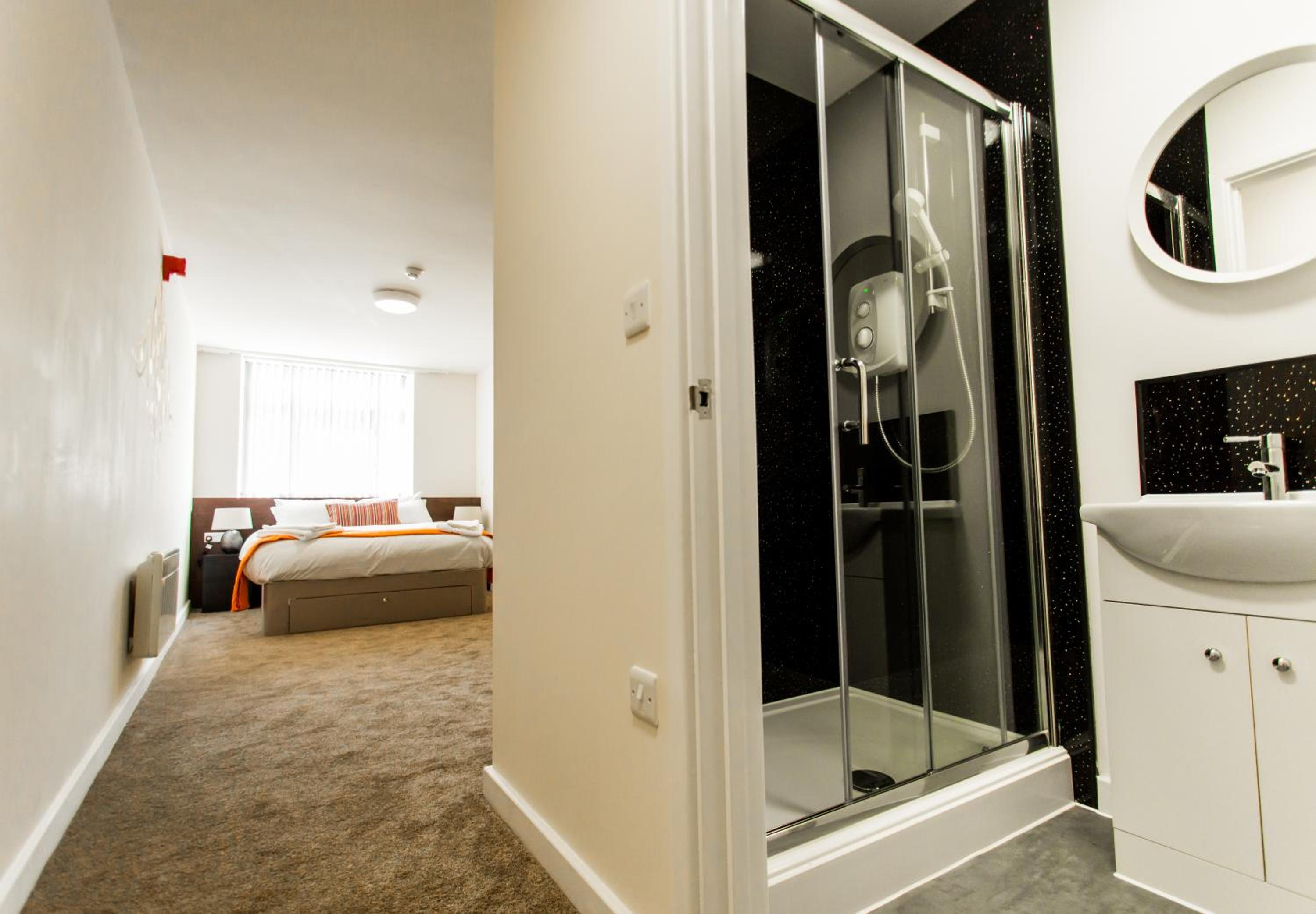Double Room with Private Bathroom - Photo 12