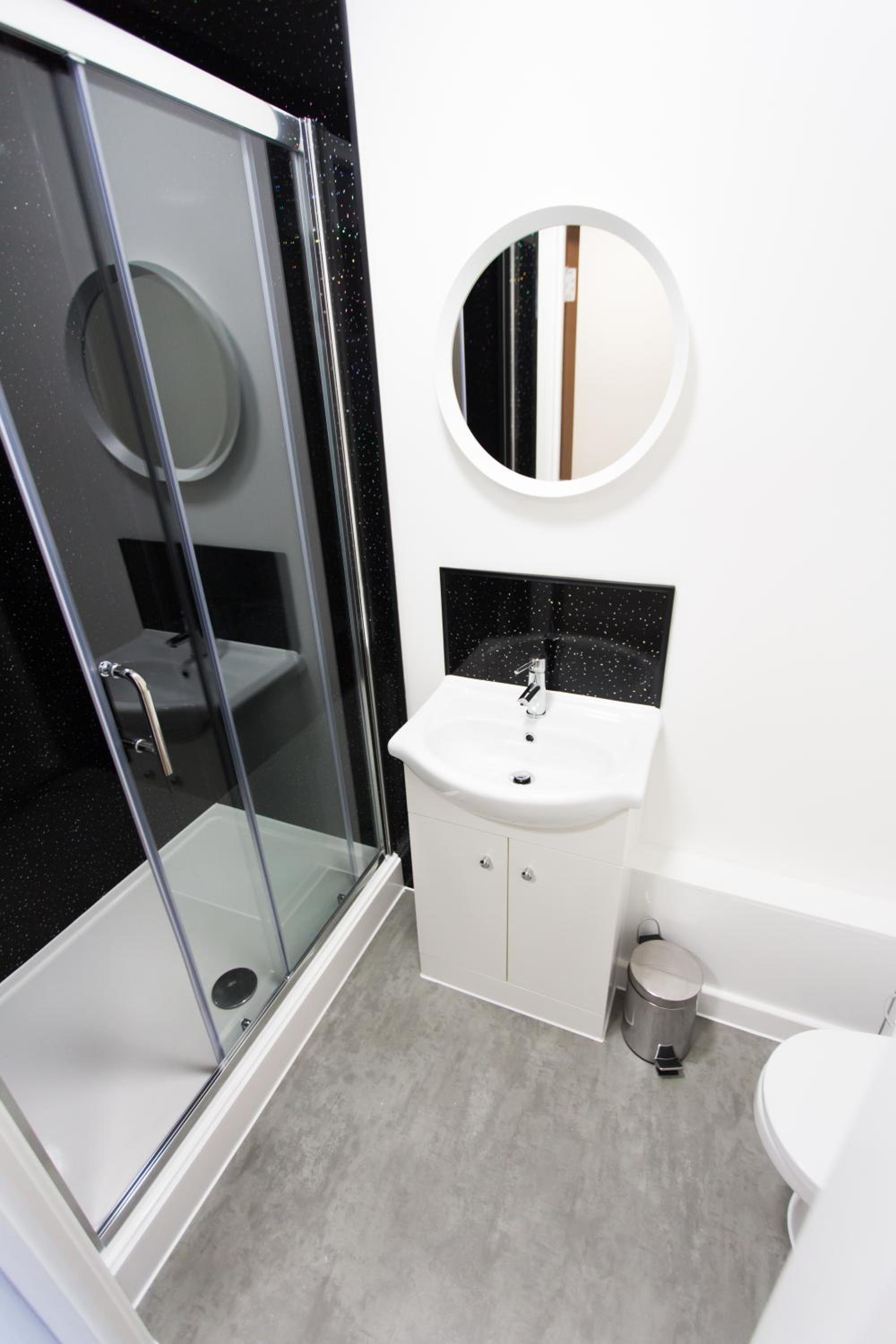 Double Room with Private Bathroom - Photo 13