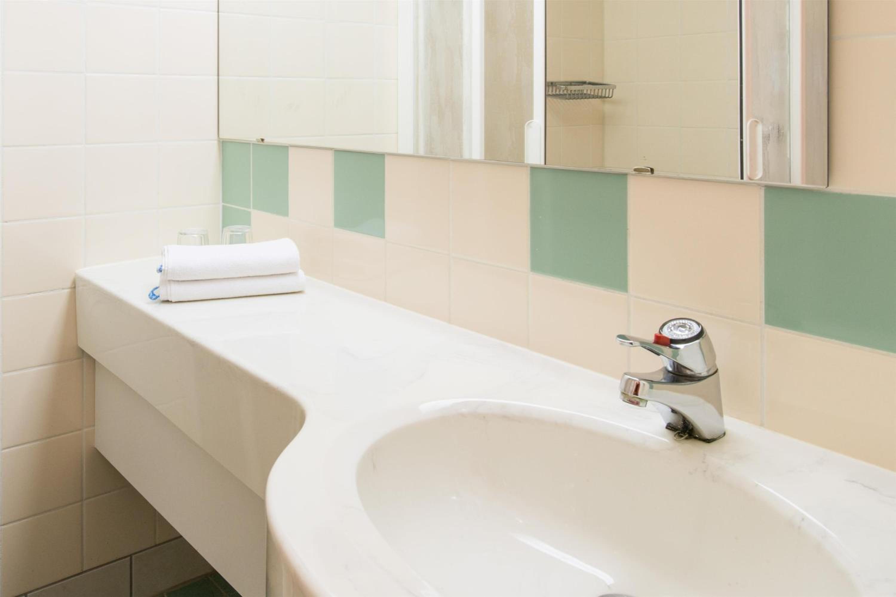 Classic Standard Twin Room - Photo 4
