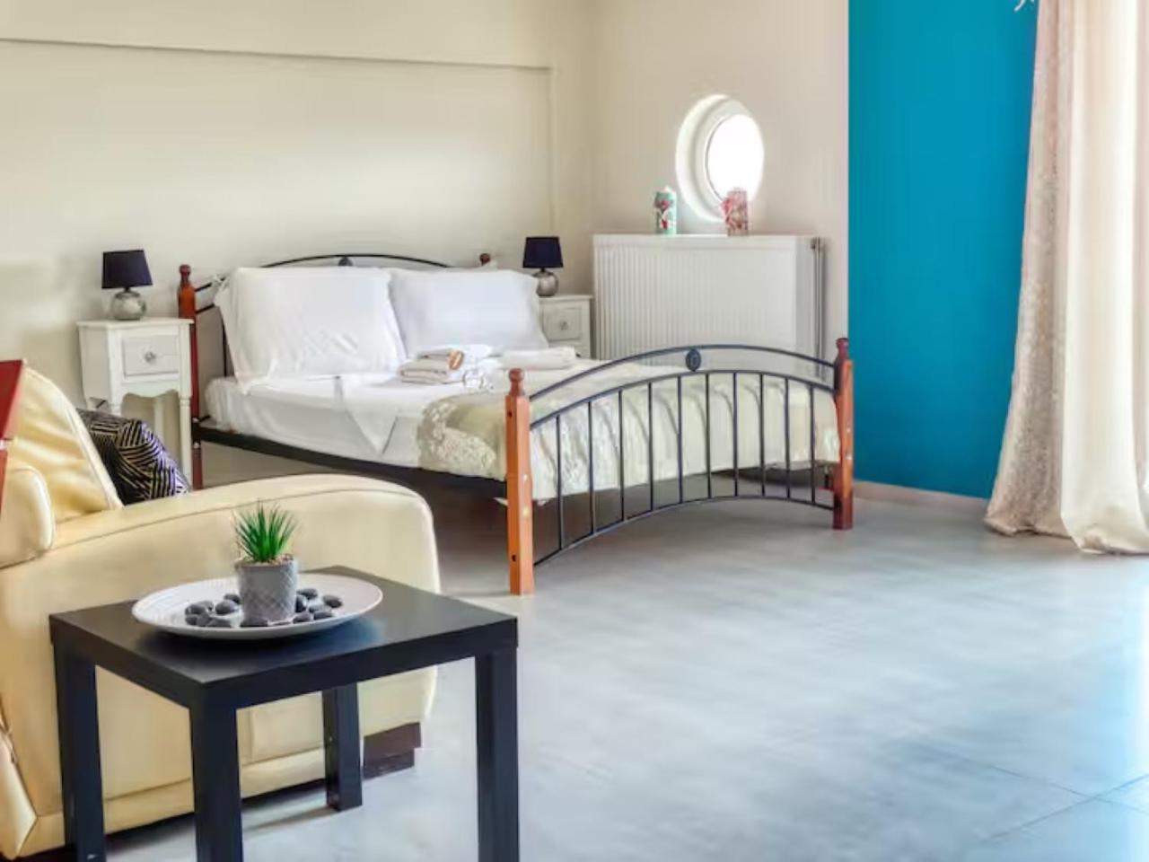 One-Bedroom Apartment with Balcony and Sea View photo 3