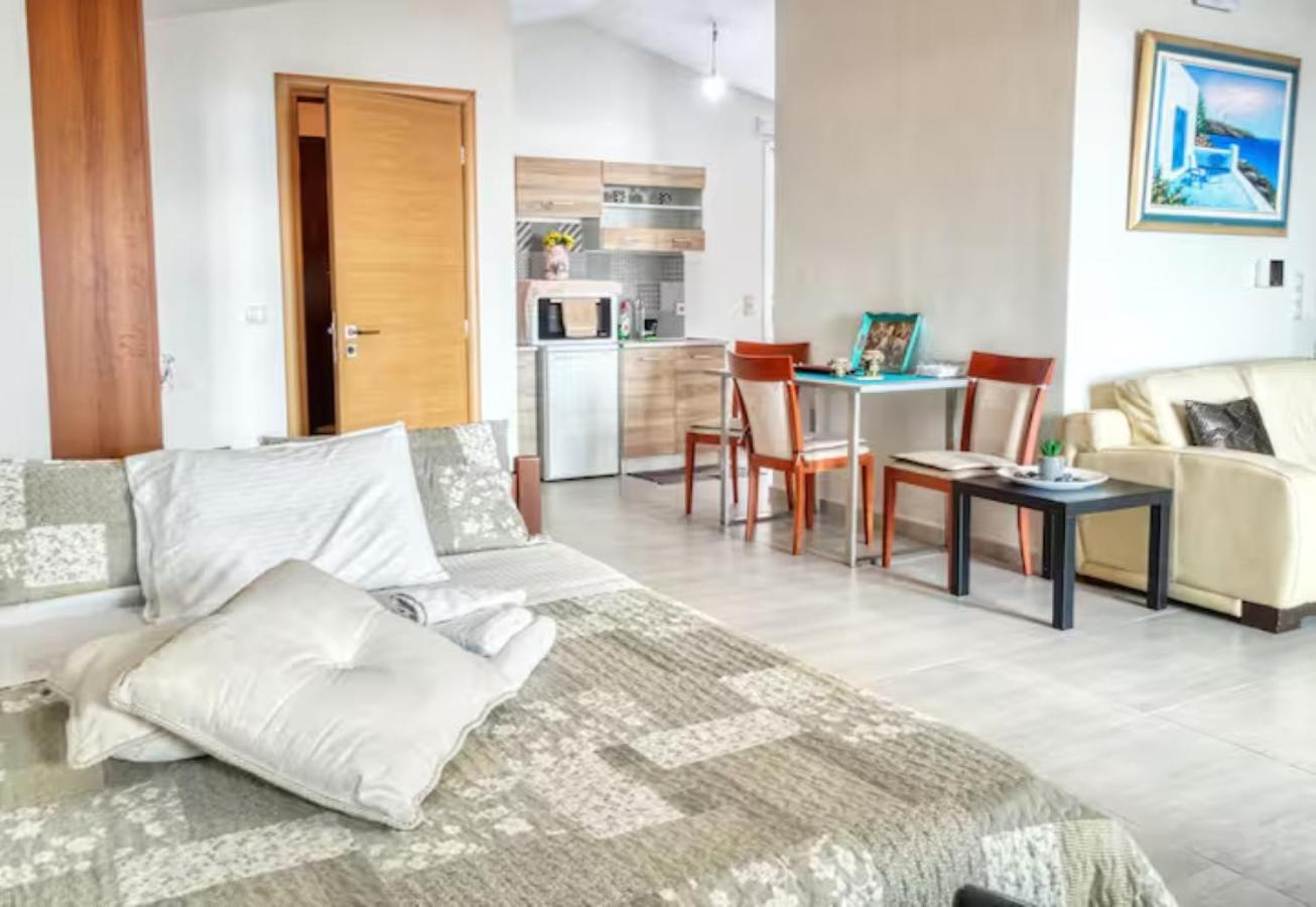 One-Bedroom Apartment with Balcony and Sea View photo 1