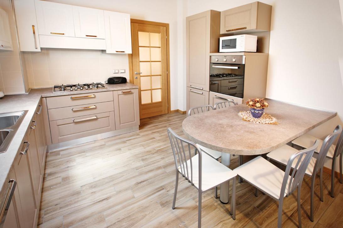 Three-Bedroom Apartment with Mountain View photo 2