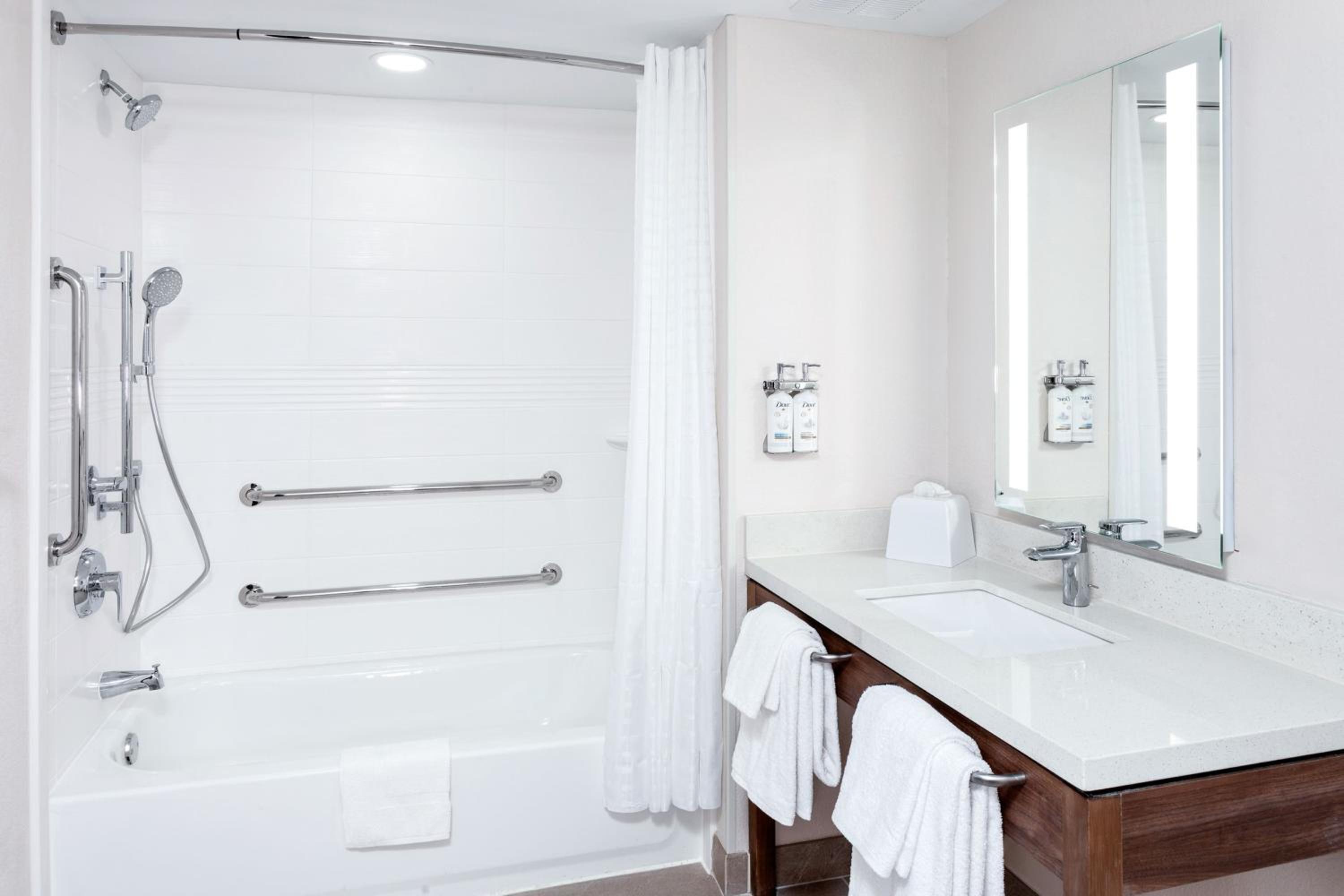 Queen Room with Tub - Communication/Mobility Accessible  - Photo 5