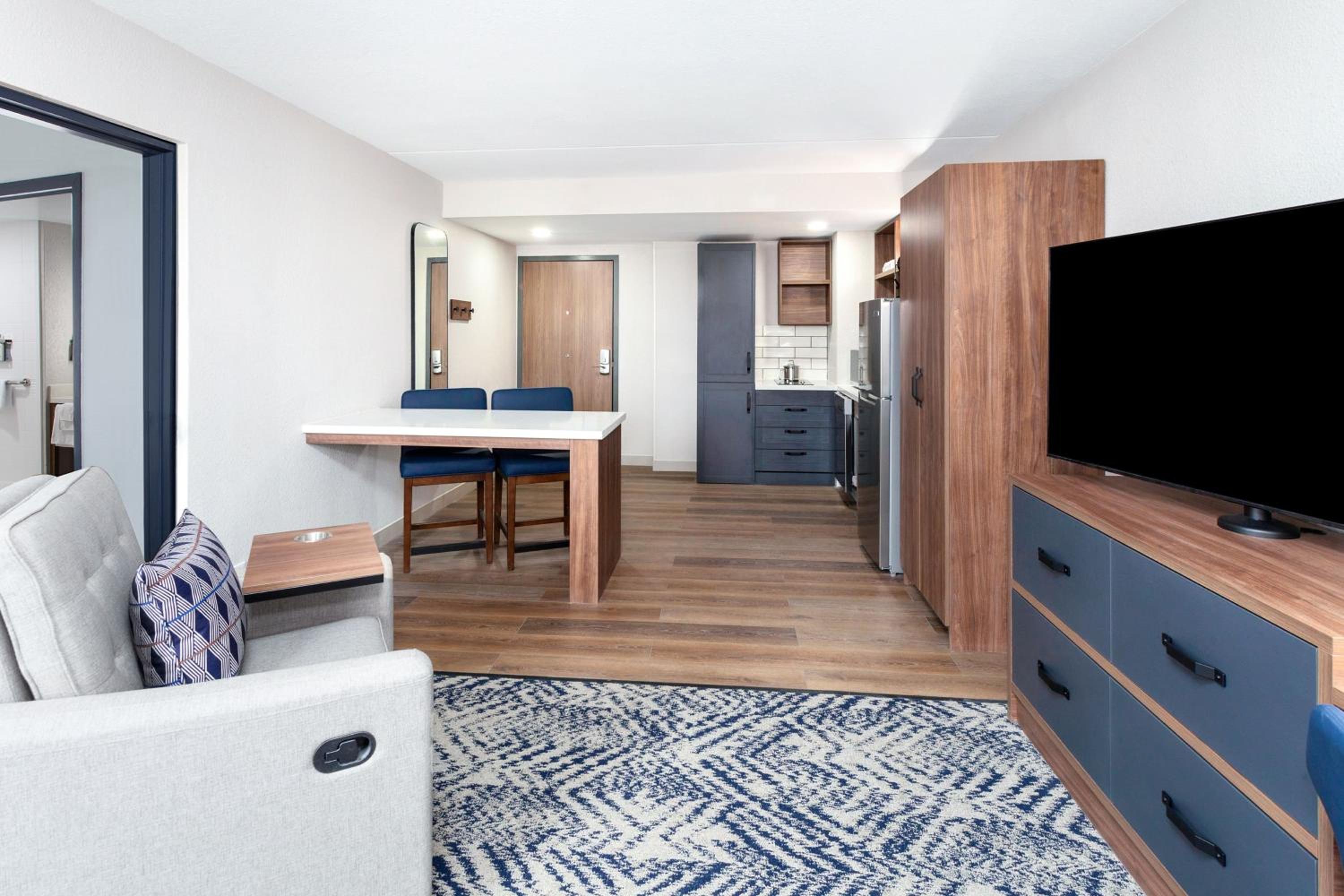 Queen Room with Tub - Communication/Mobility Accessible  - Photo 1