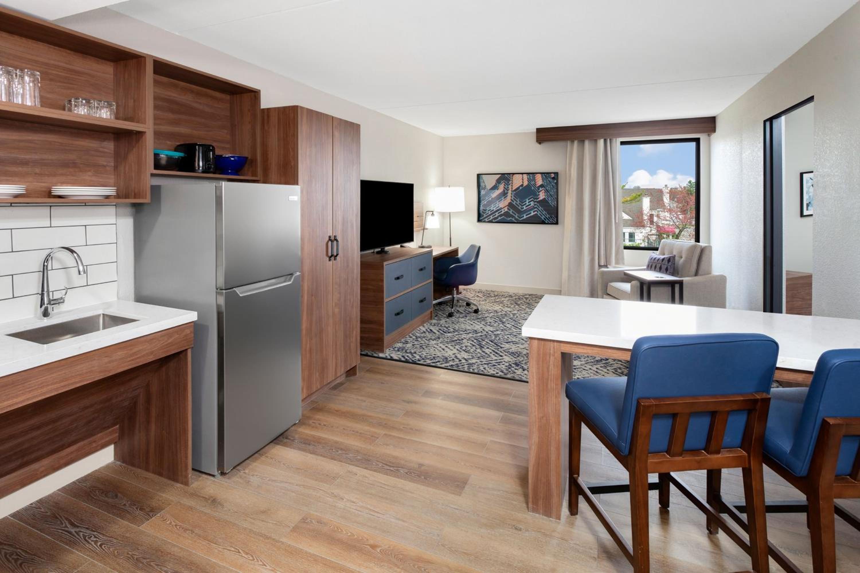 Queen Room with Tub - Communication/Mobility Accessible  - Photo 6