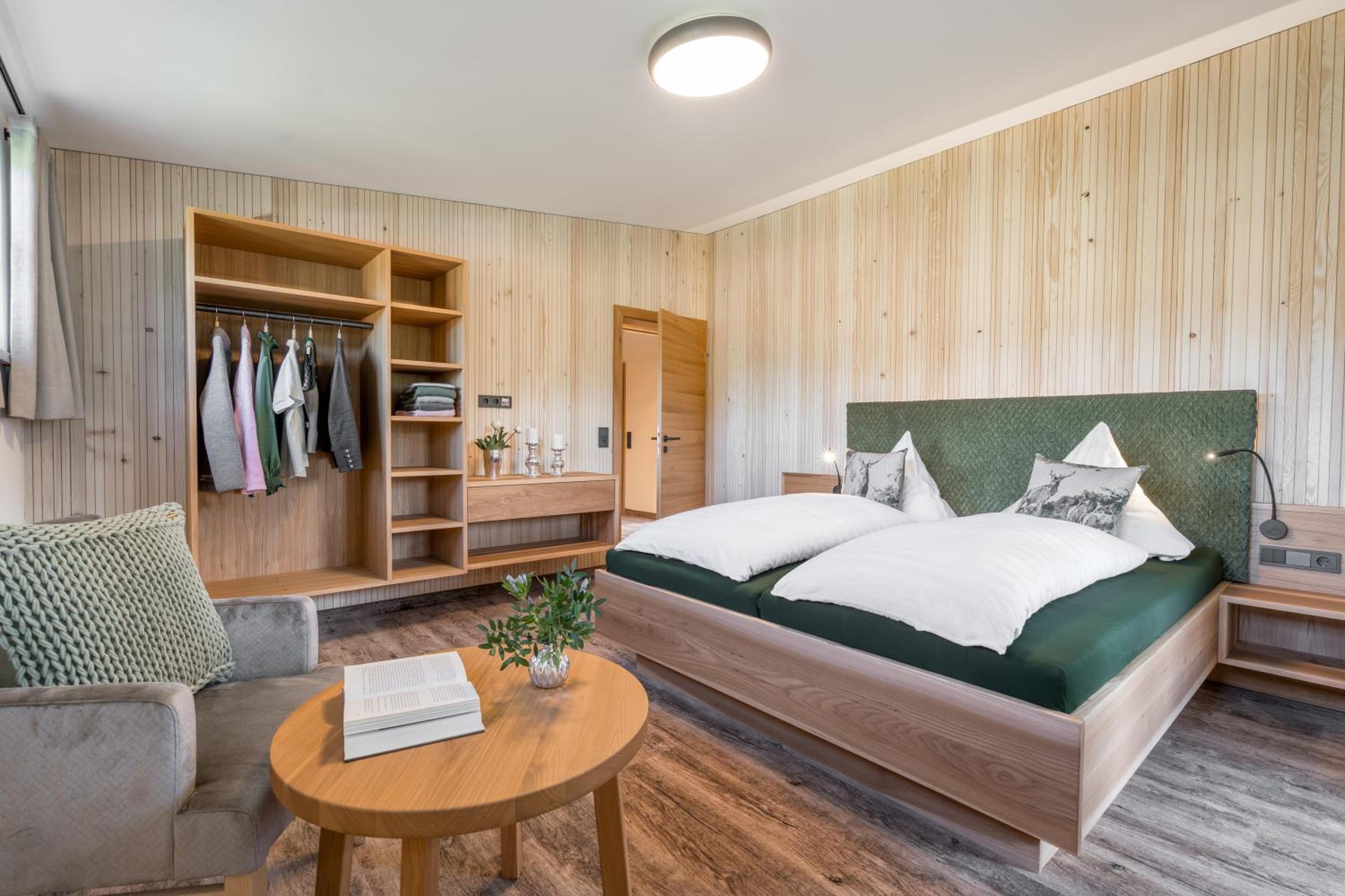 One-Bedroom Apartment with Balcony and Mountain View   photo 2