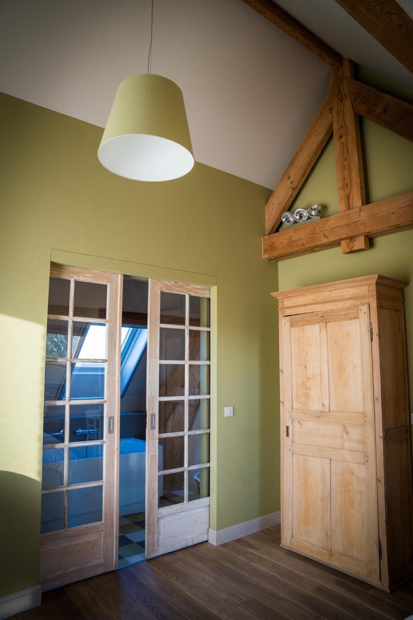 Five-Bedroom House photo 3