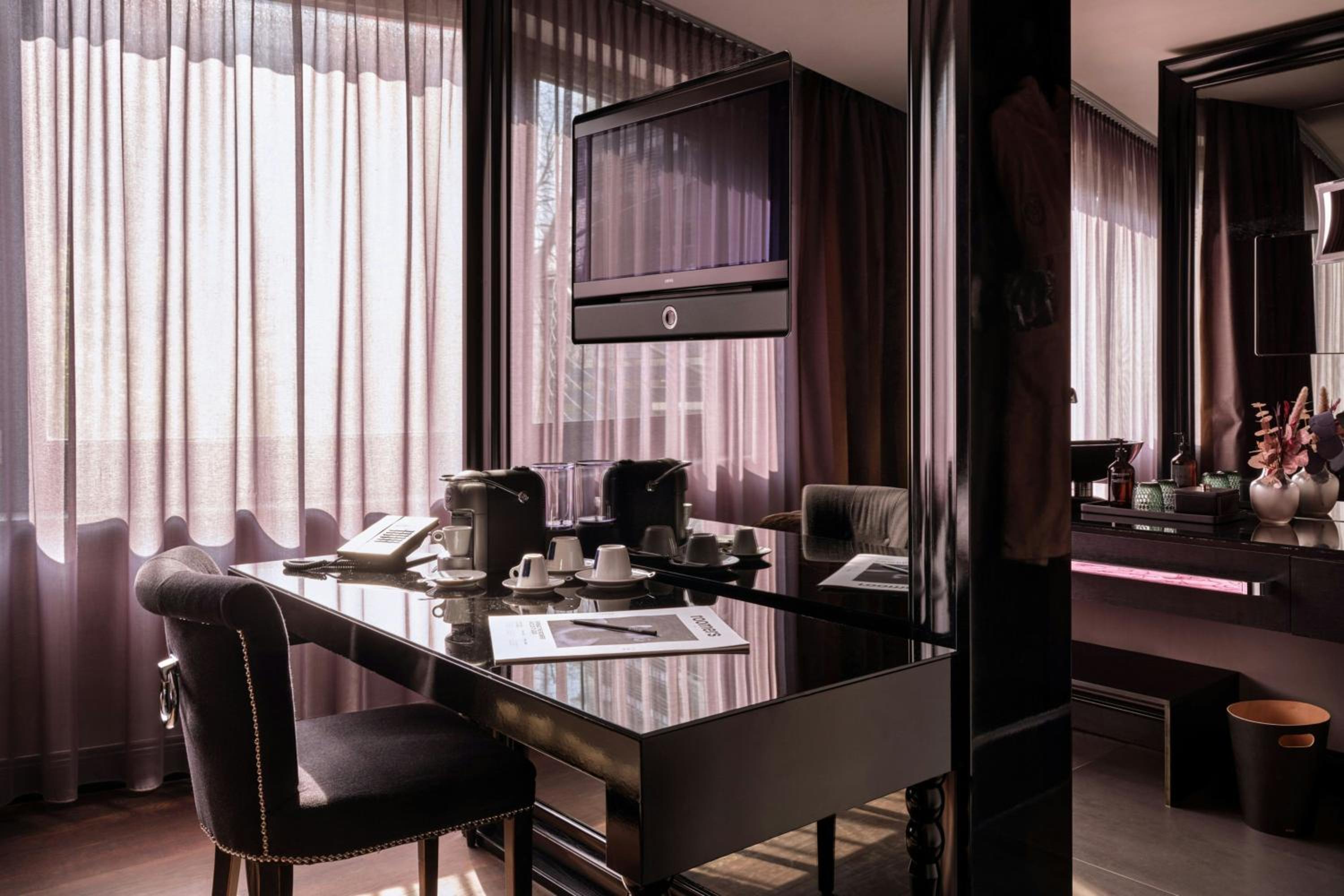 Select Queen Room with Courtyard View - Photo 3