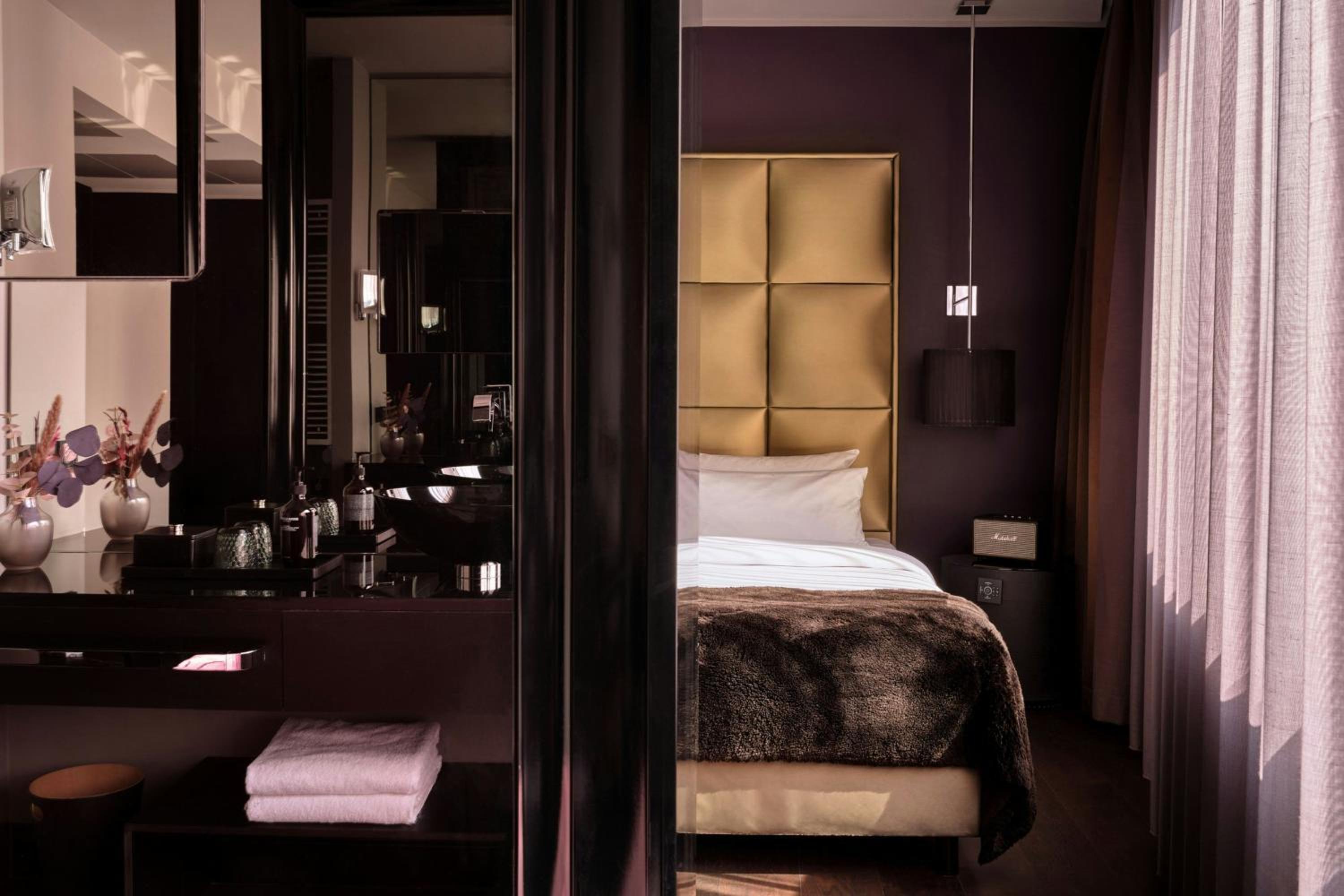 Select Queen Room with Courtyard View - Photo 2