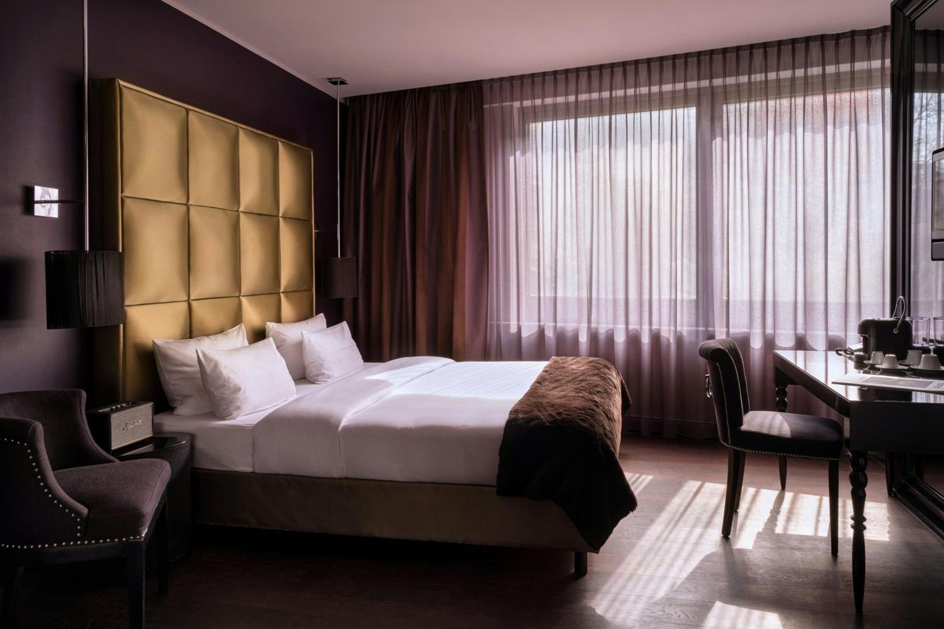Select Queen Room with Courtyard View - Photo 1