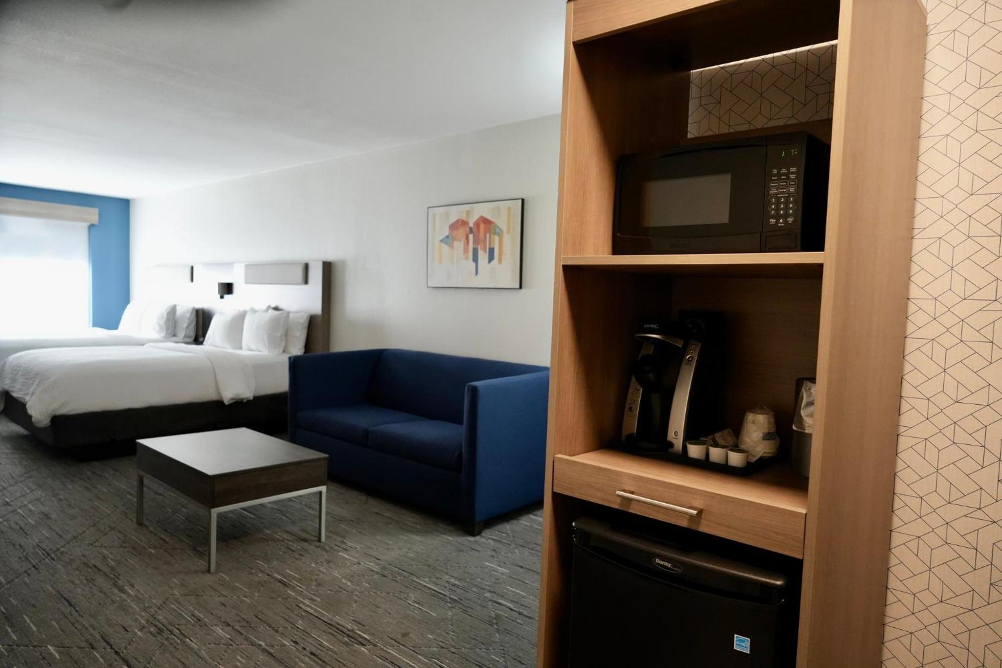Queen Suite with Two Queen Beds and Sofa Bed - Photo 4