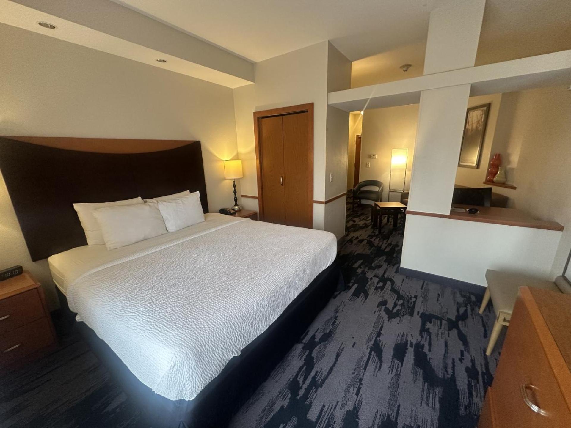 Executive King Suite - Hearing Accessible - Photo 3