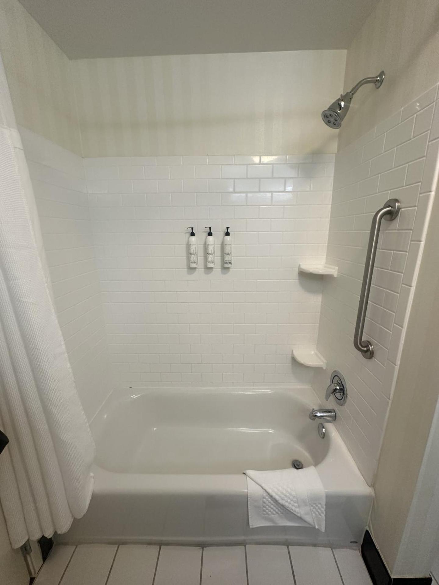 Executive Queen Suite with Tub - Mobility and Hearing Accessible photo 2