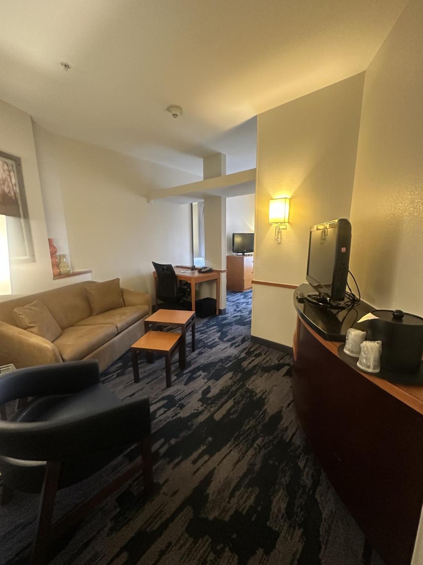 Executive Queen Suite with Tub - Mobility and Hearing Accessible photo 3