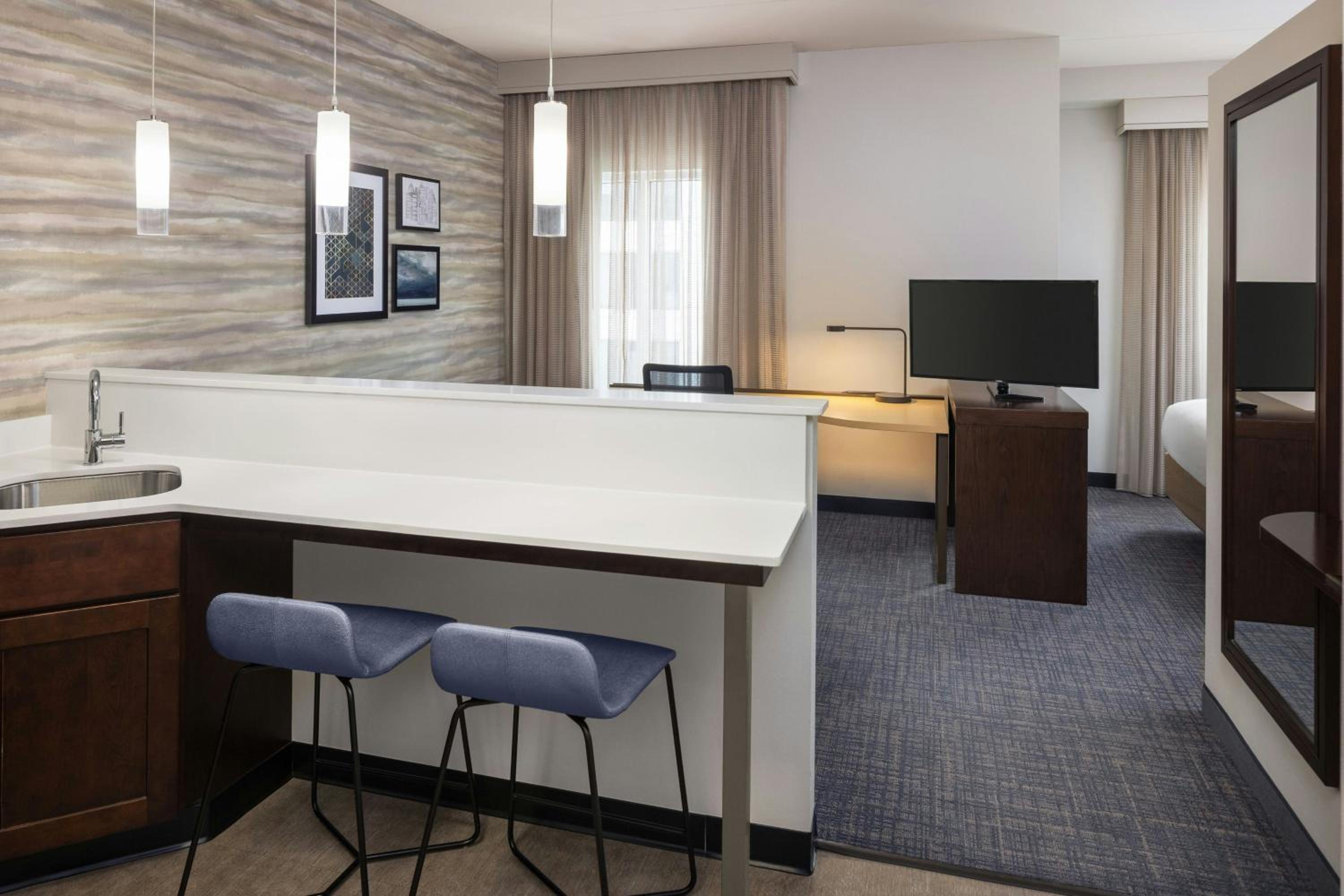 King Studio with Sofa Bed and Adapted Tub - Mobility and Hearing Accessible