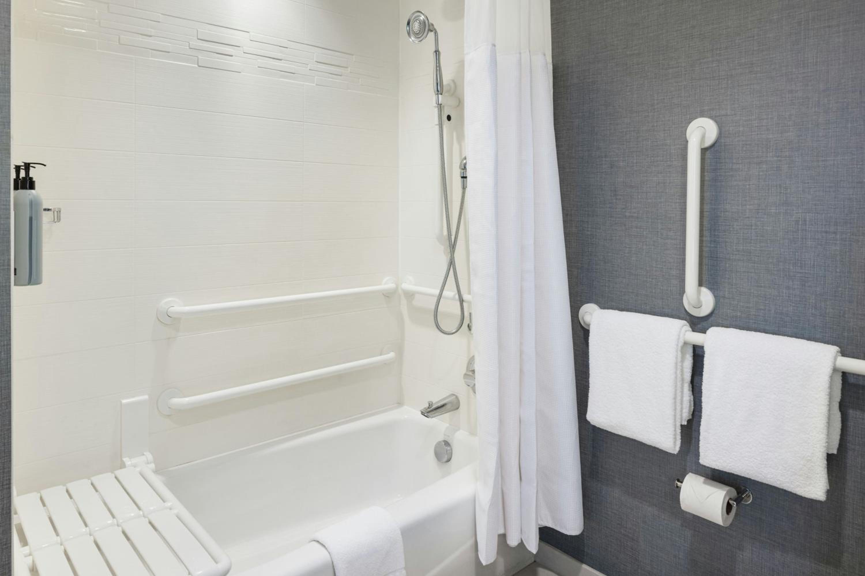 King Studio with Sofa Bed and Adapted Tub - Mobility and Hearing Accessible