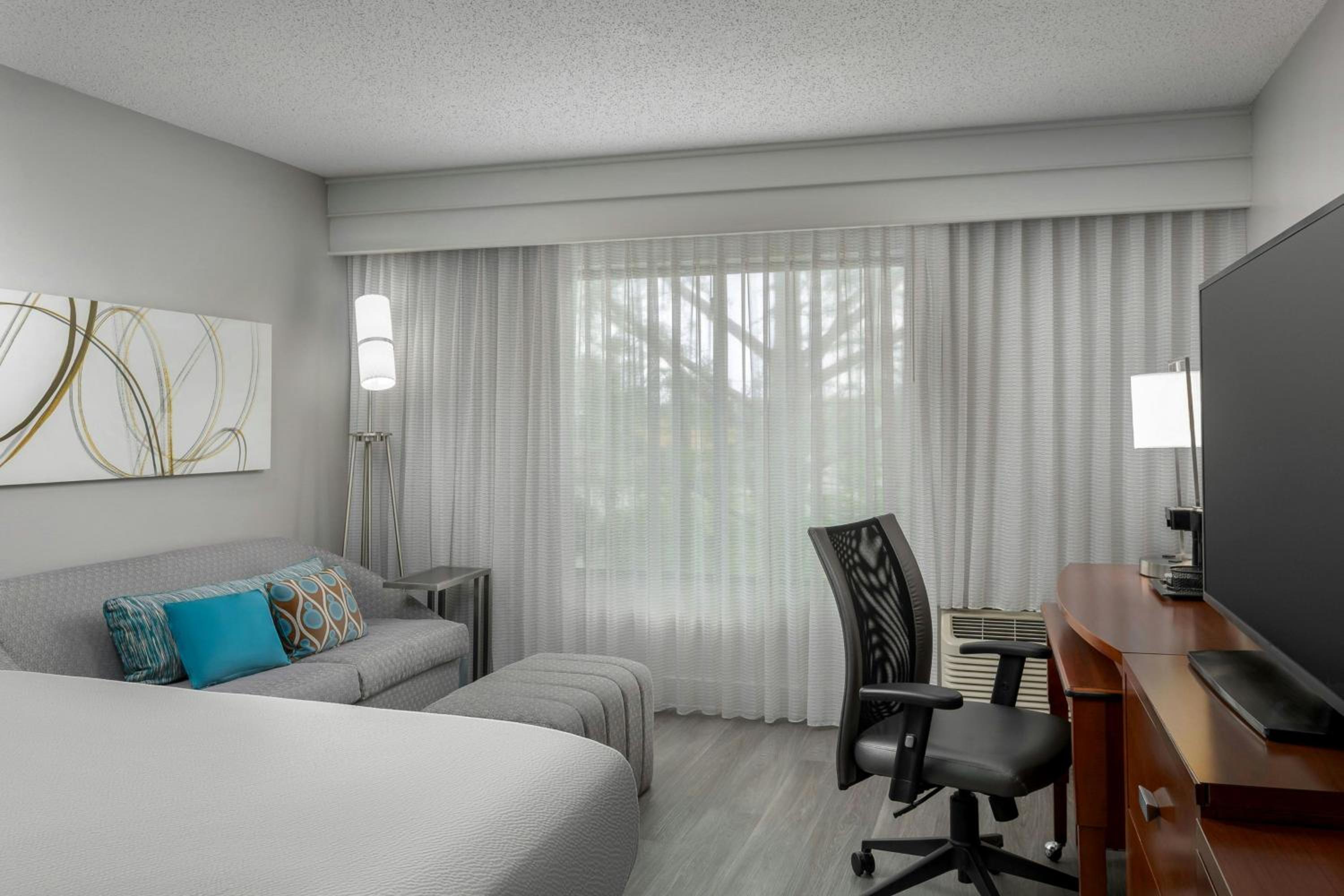 King Room with Sofa Bed - Photo 1