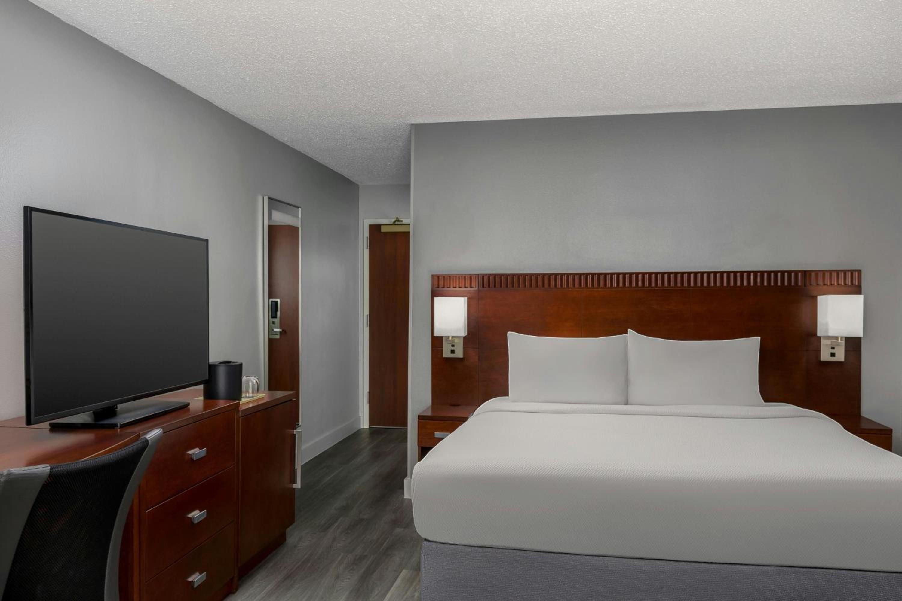 King Room with Sofa Bed - Photo 3