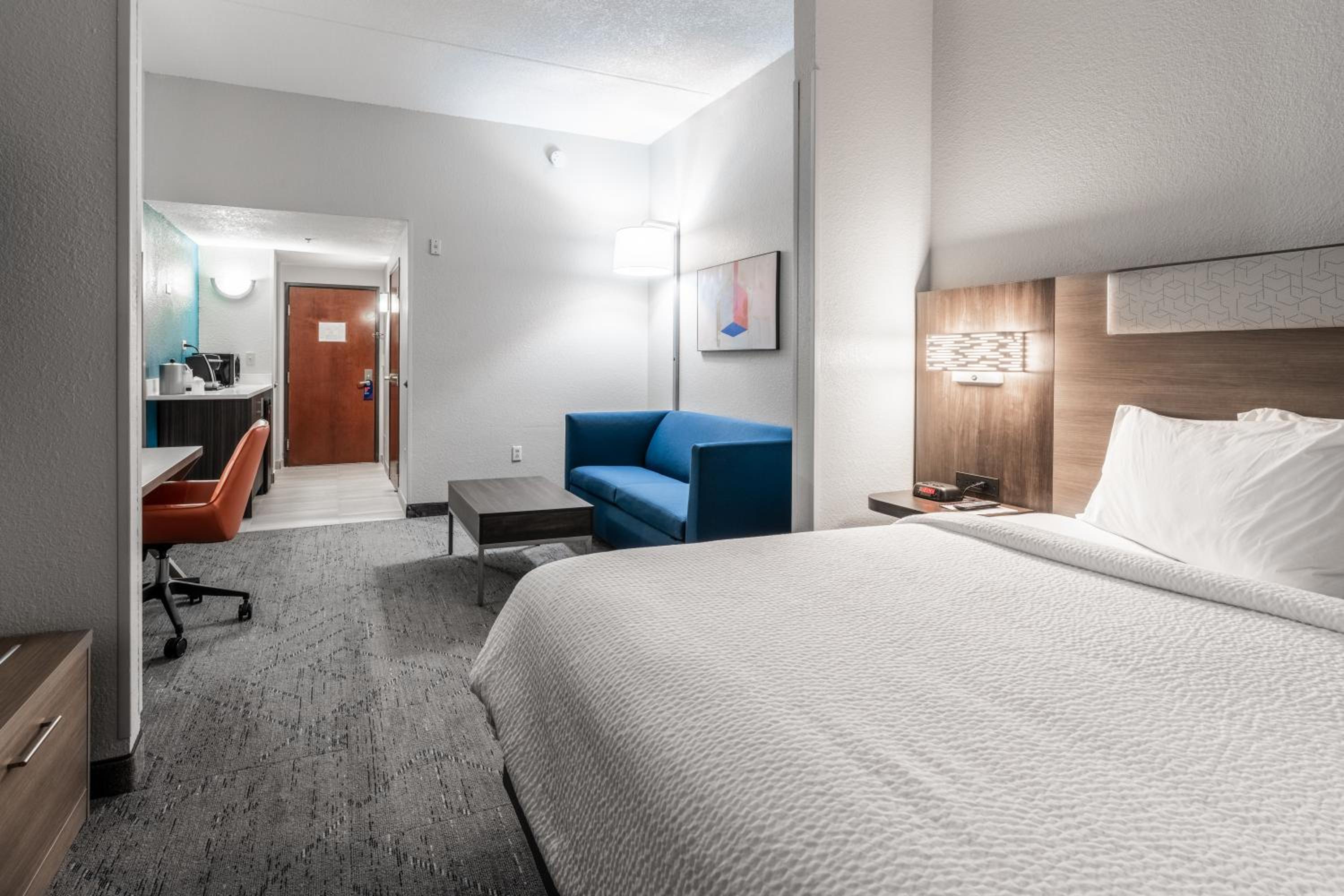 One-Bedroom King Suite - Photo 4