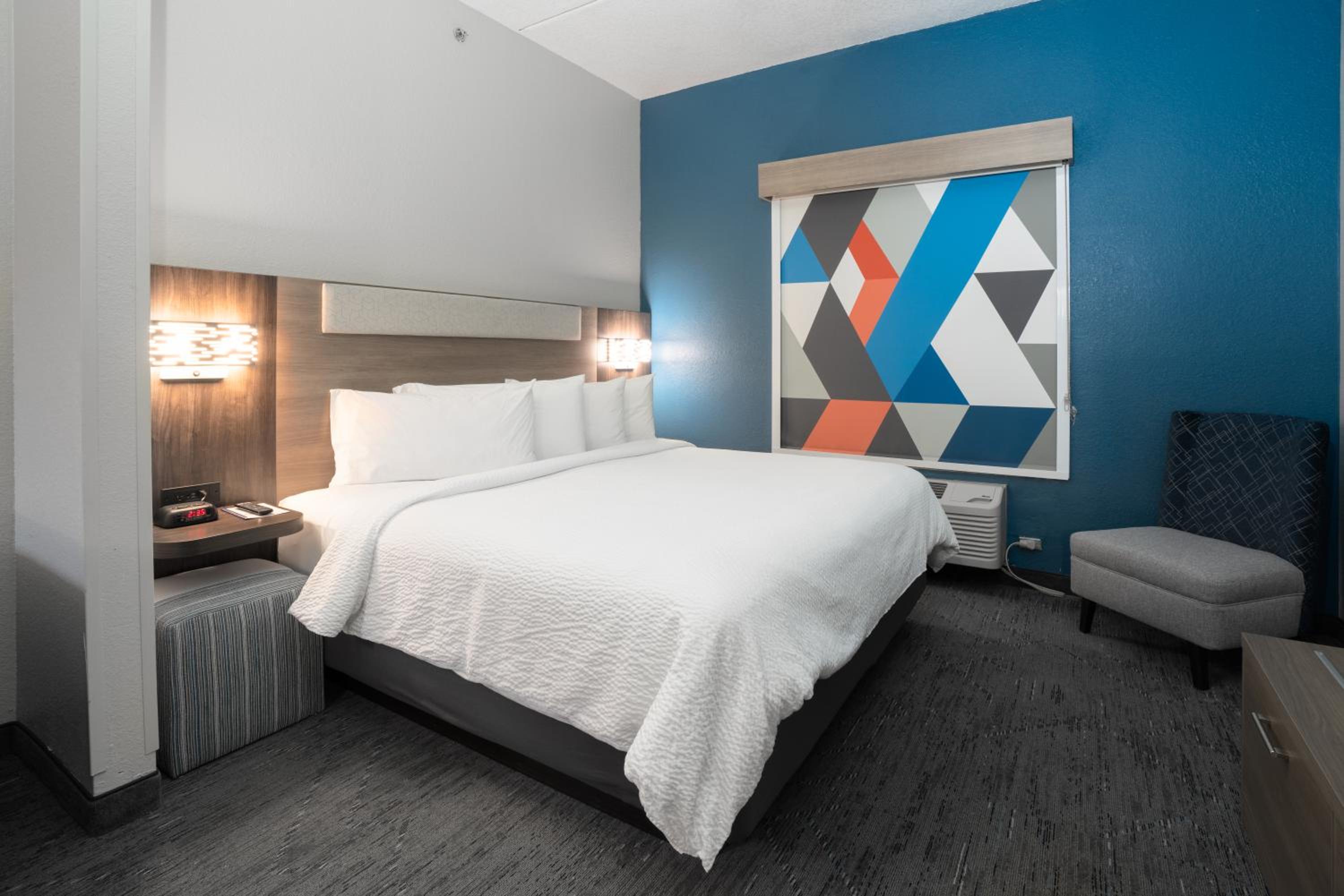 One-Bedroom King Suite - Photo 3