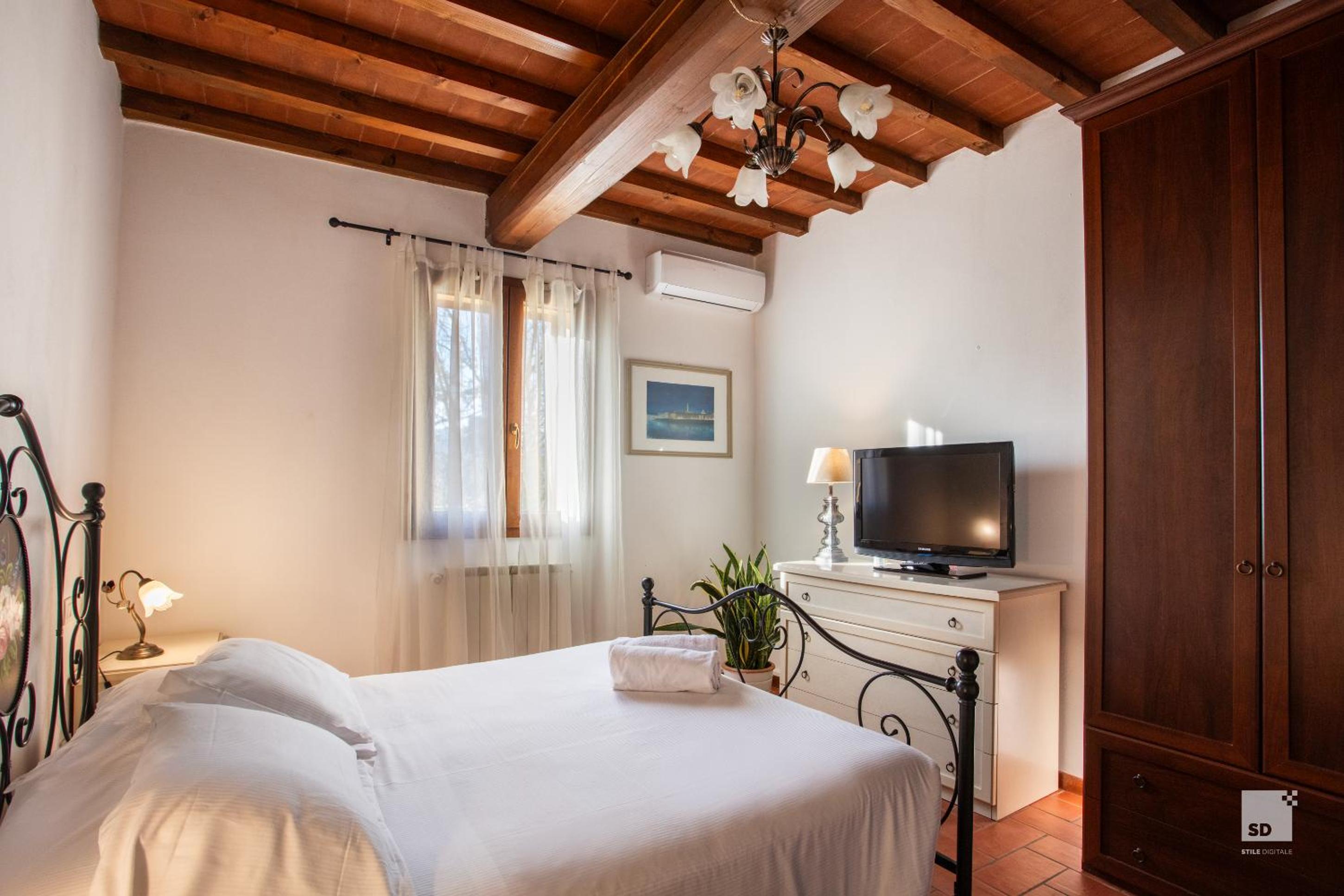 Classic One-Bedroom Apartment with King Bed photo 1