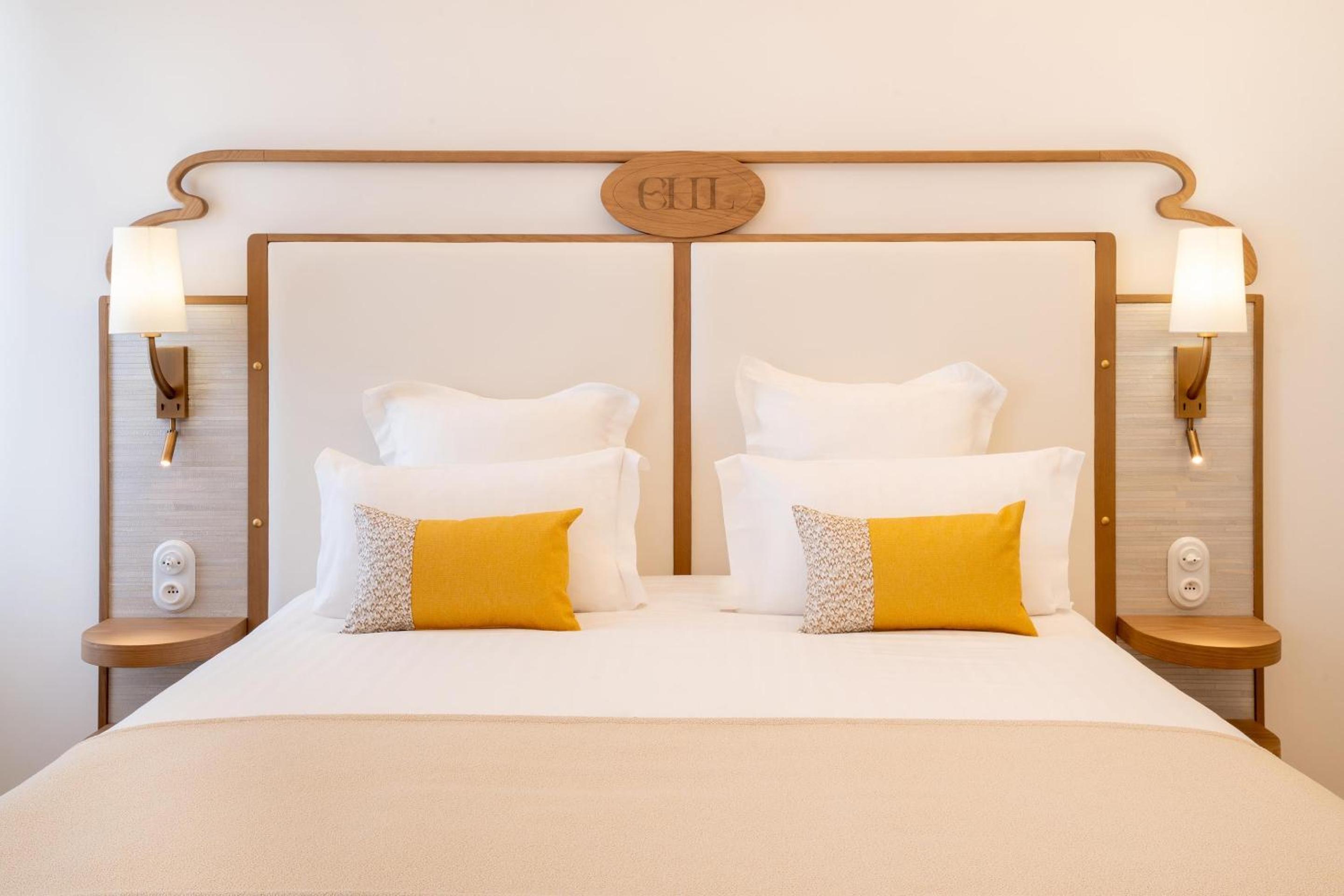 Comfort Queen Room with Sea View - Non-Smoking - Photo 1