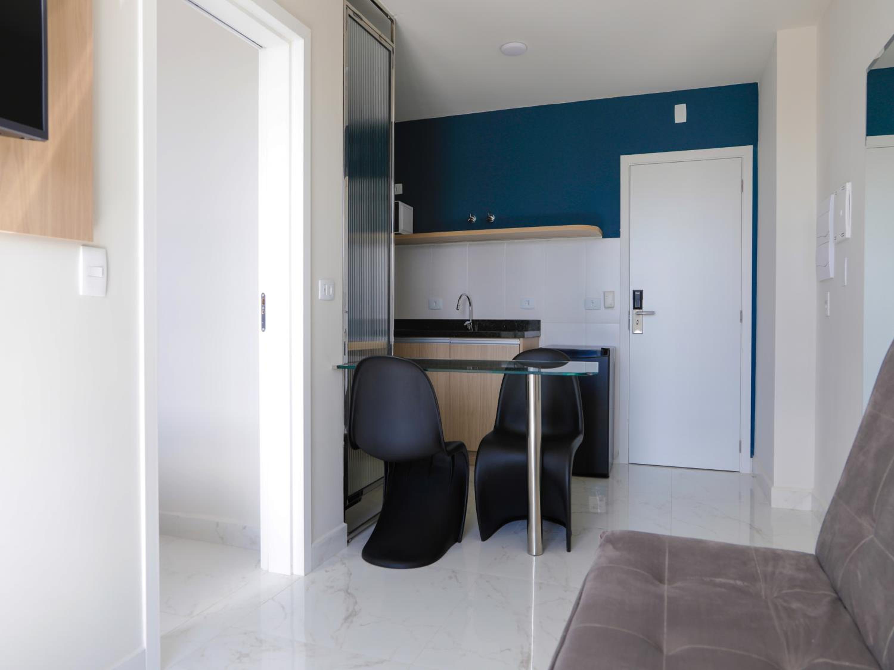 Suite - Photo 11
