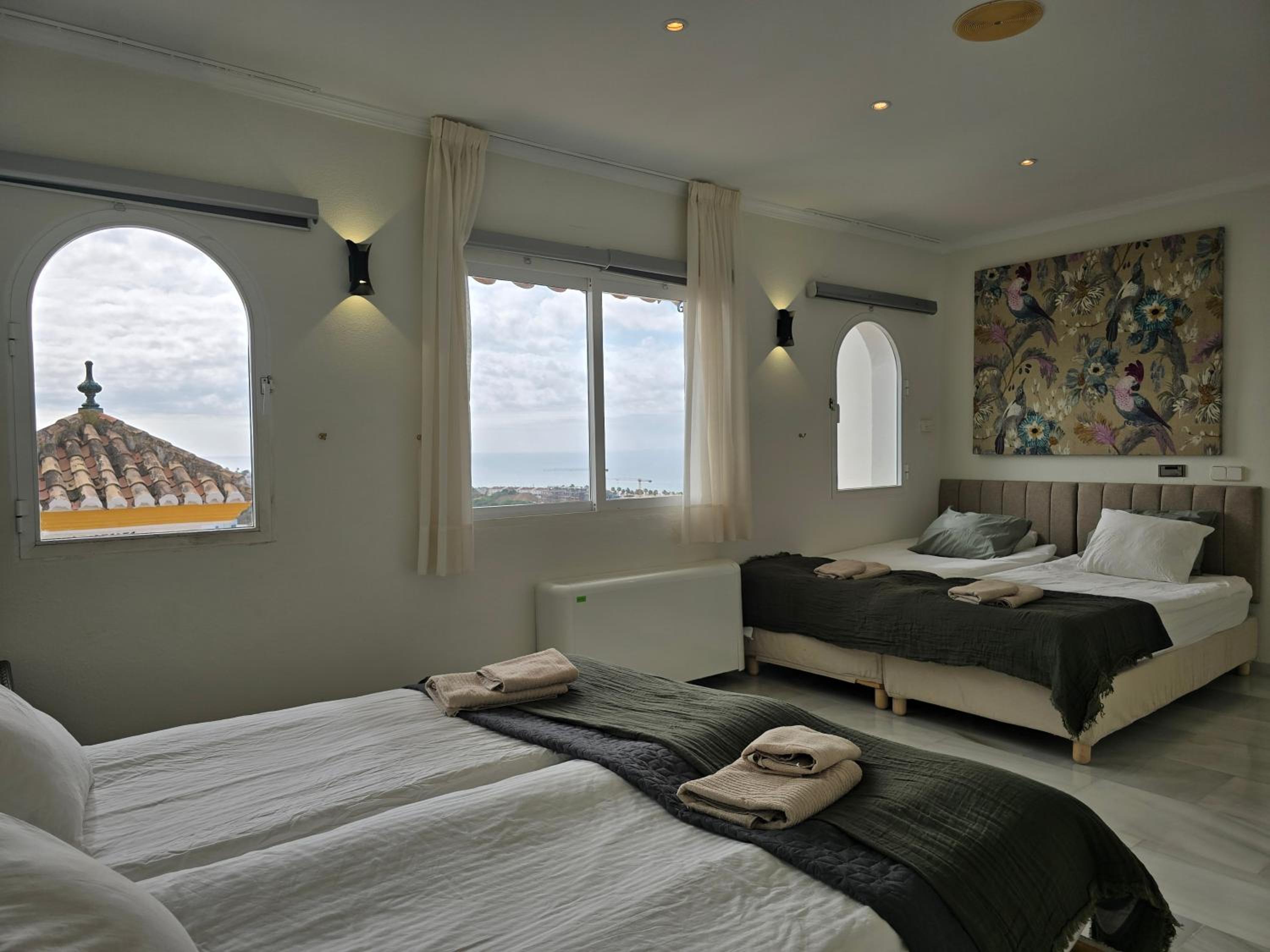 6 bedroom Villa photo 2