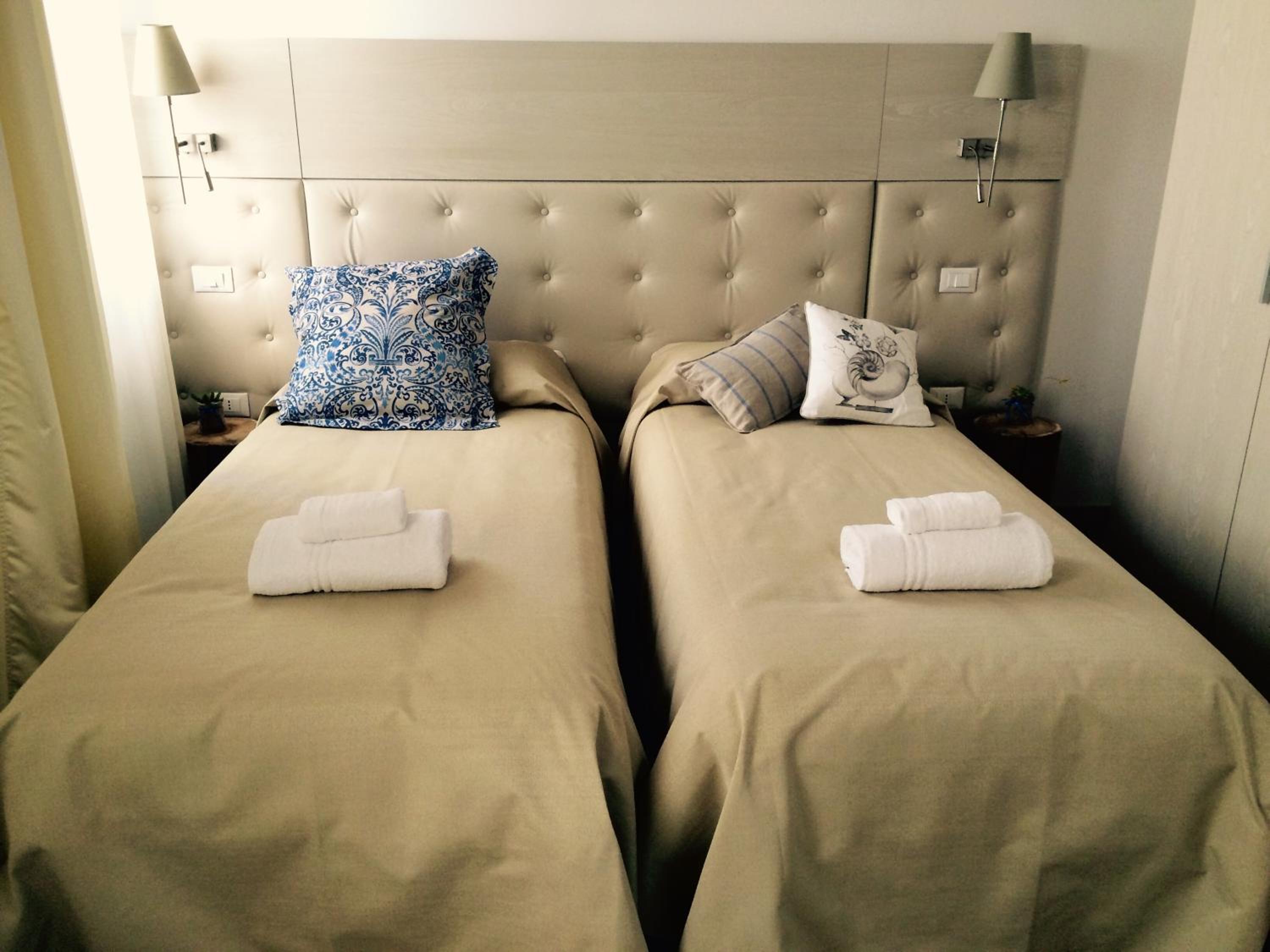 Double or Twin Room with Private Bathroom photo 2