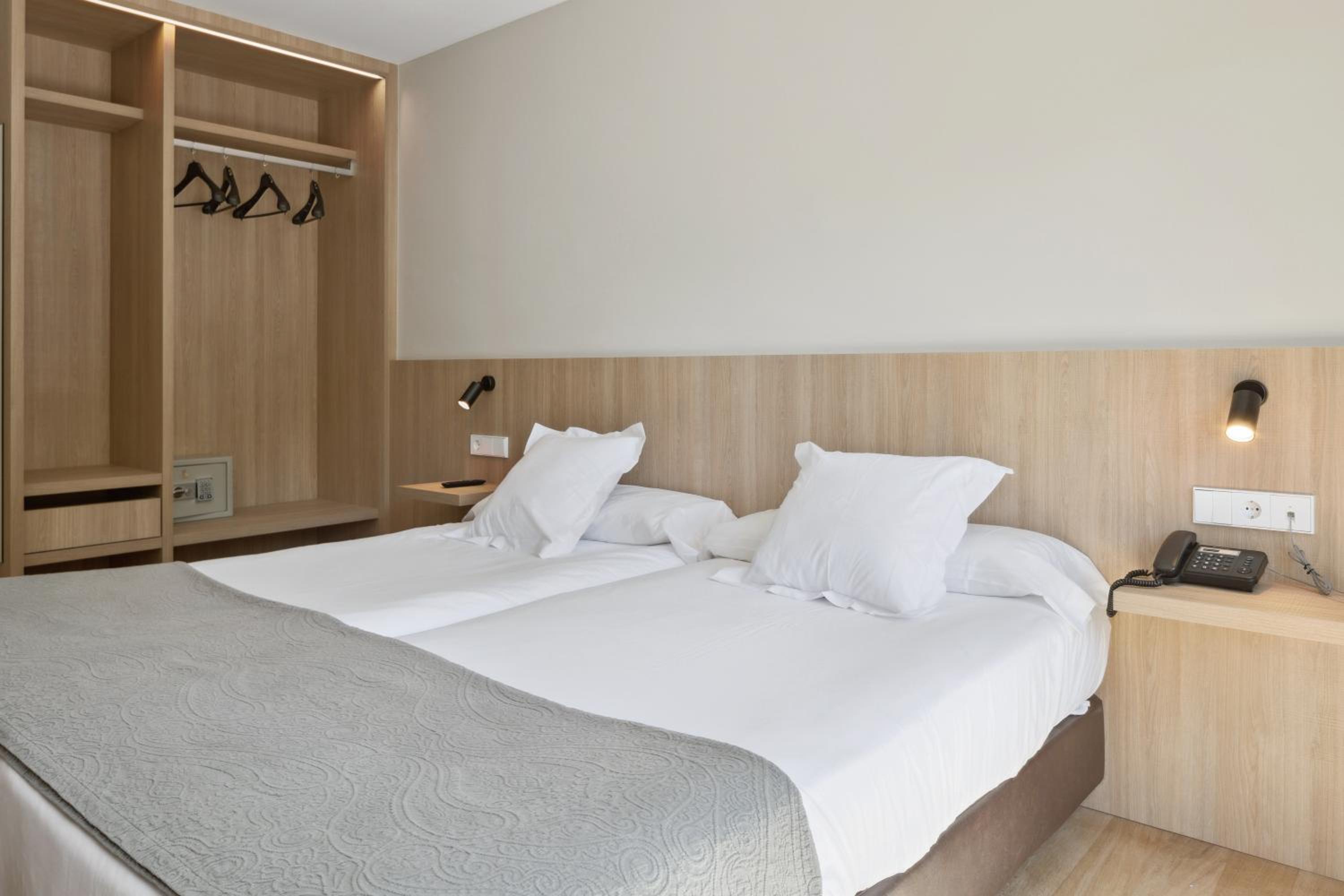 Twin Room with Terrace - Photo 3
