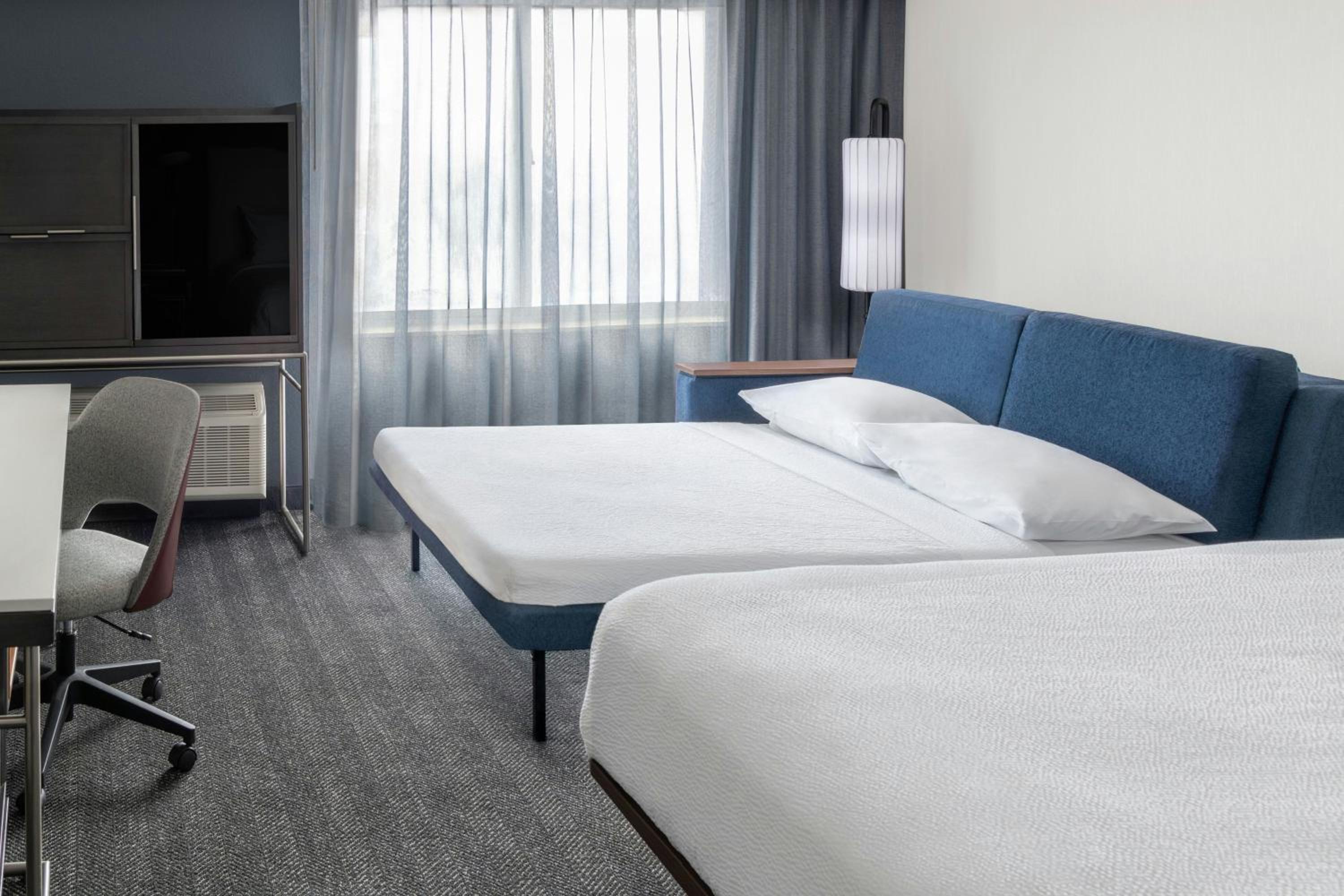 King Room with Sofa Bed - Hearing Accessible - Photo 2