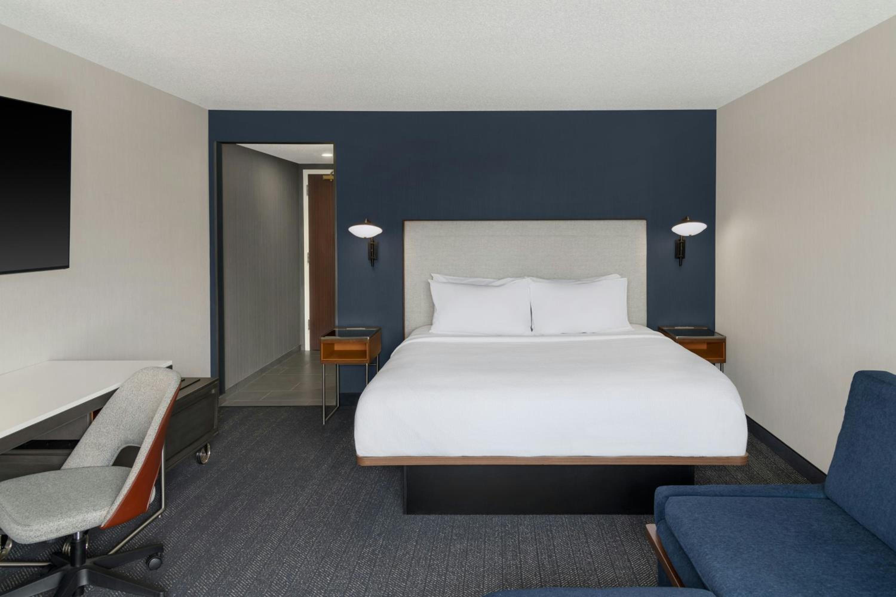 King Room with Sofa Bed - Hearing Accessible - Photo 3