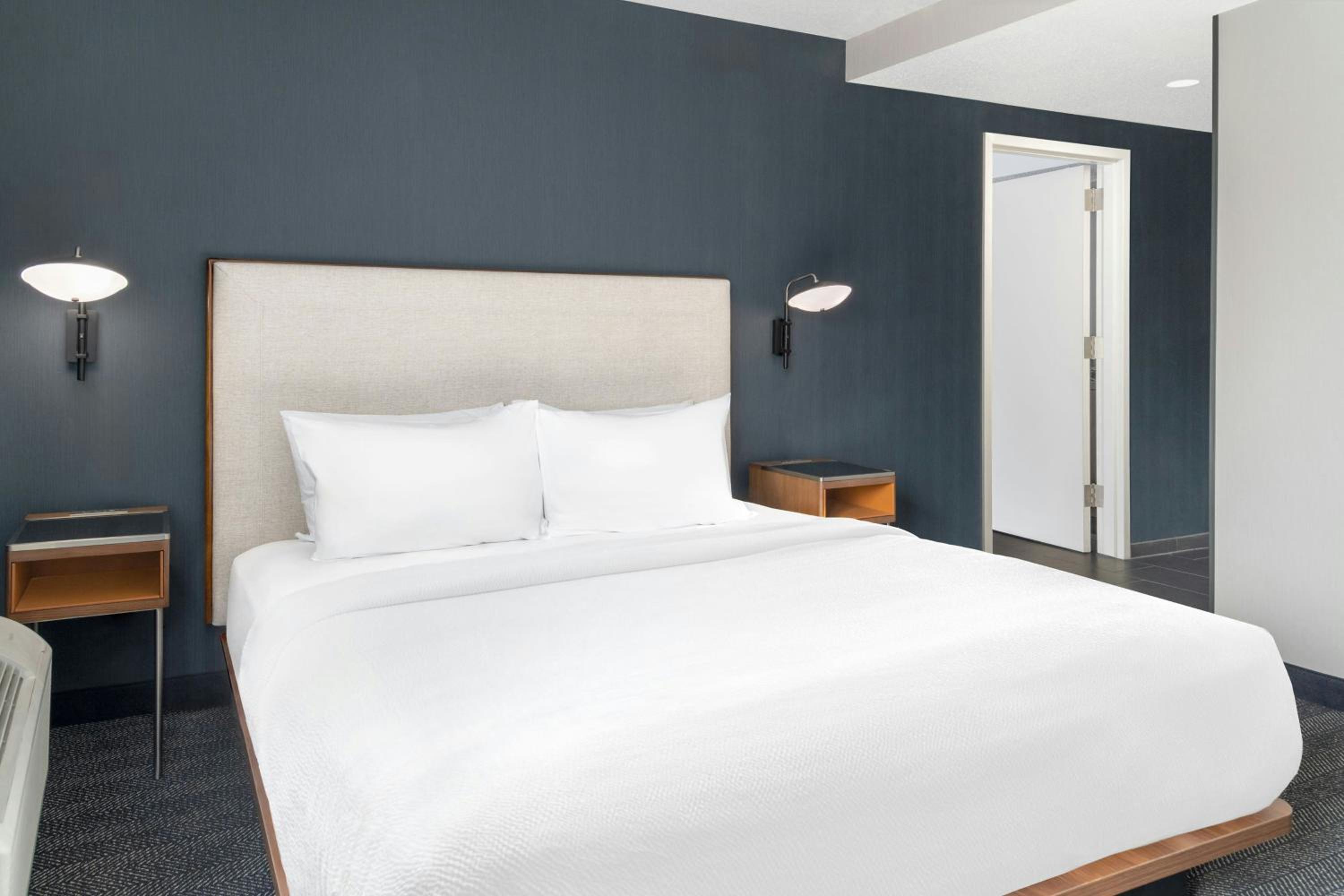Queen Suite with Bathtub and Sofa Bed - Mobility Access/Hearing Accessible - Photo 5