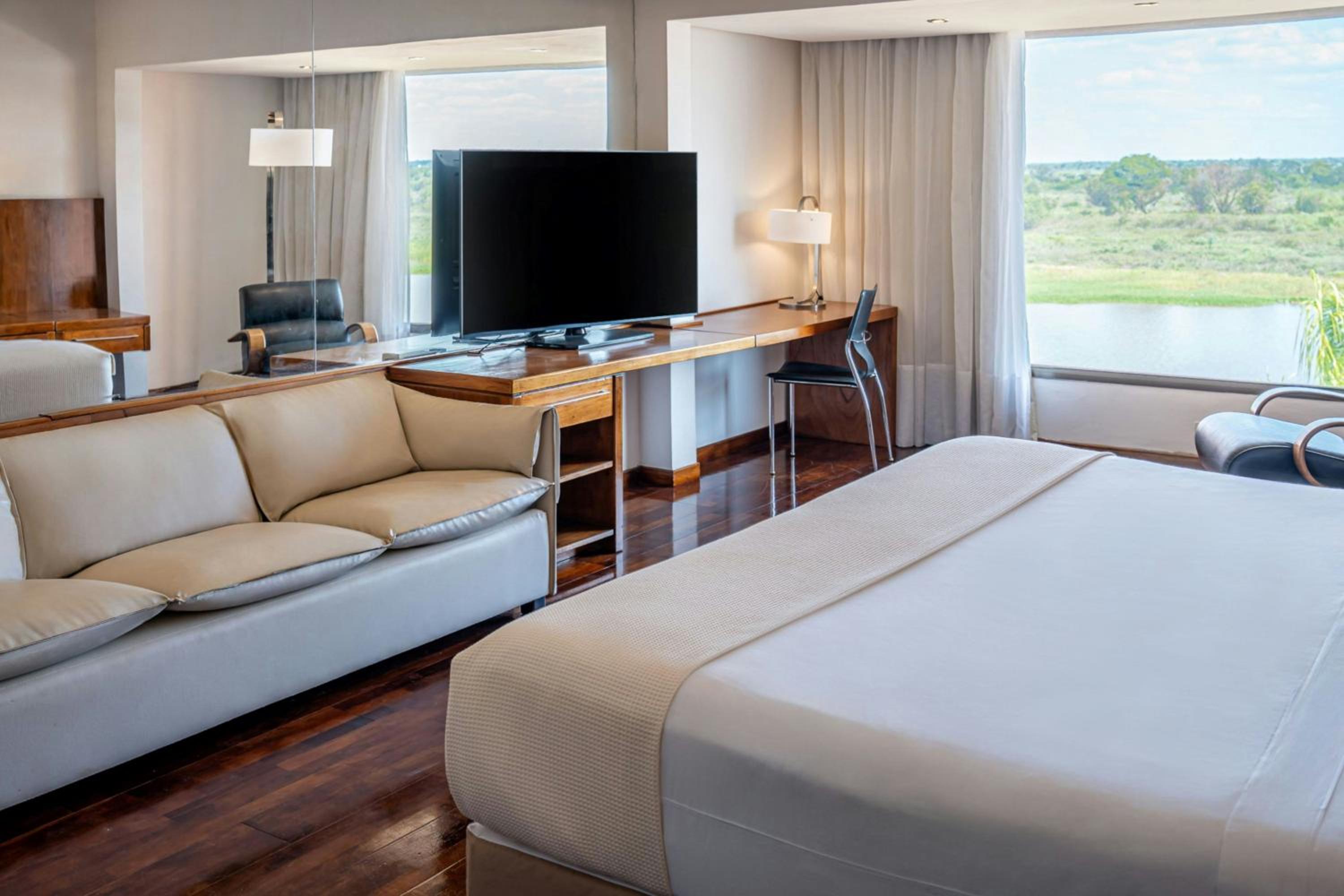 Deluxe King Room with River View - Photo 2
