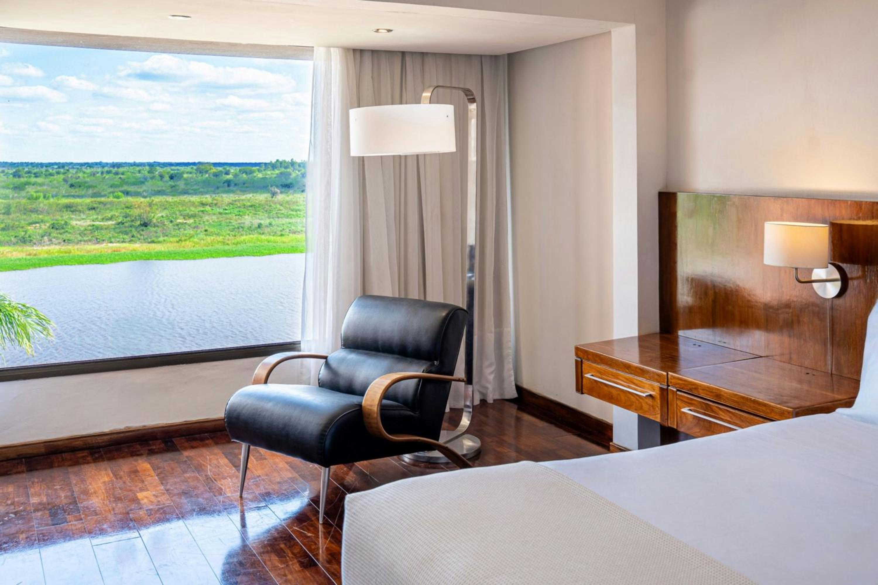 Deluxe King Room with River View - Photo 3