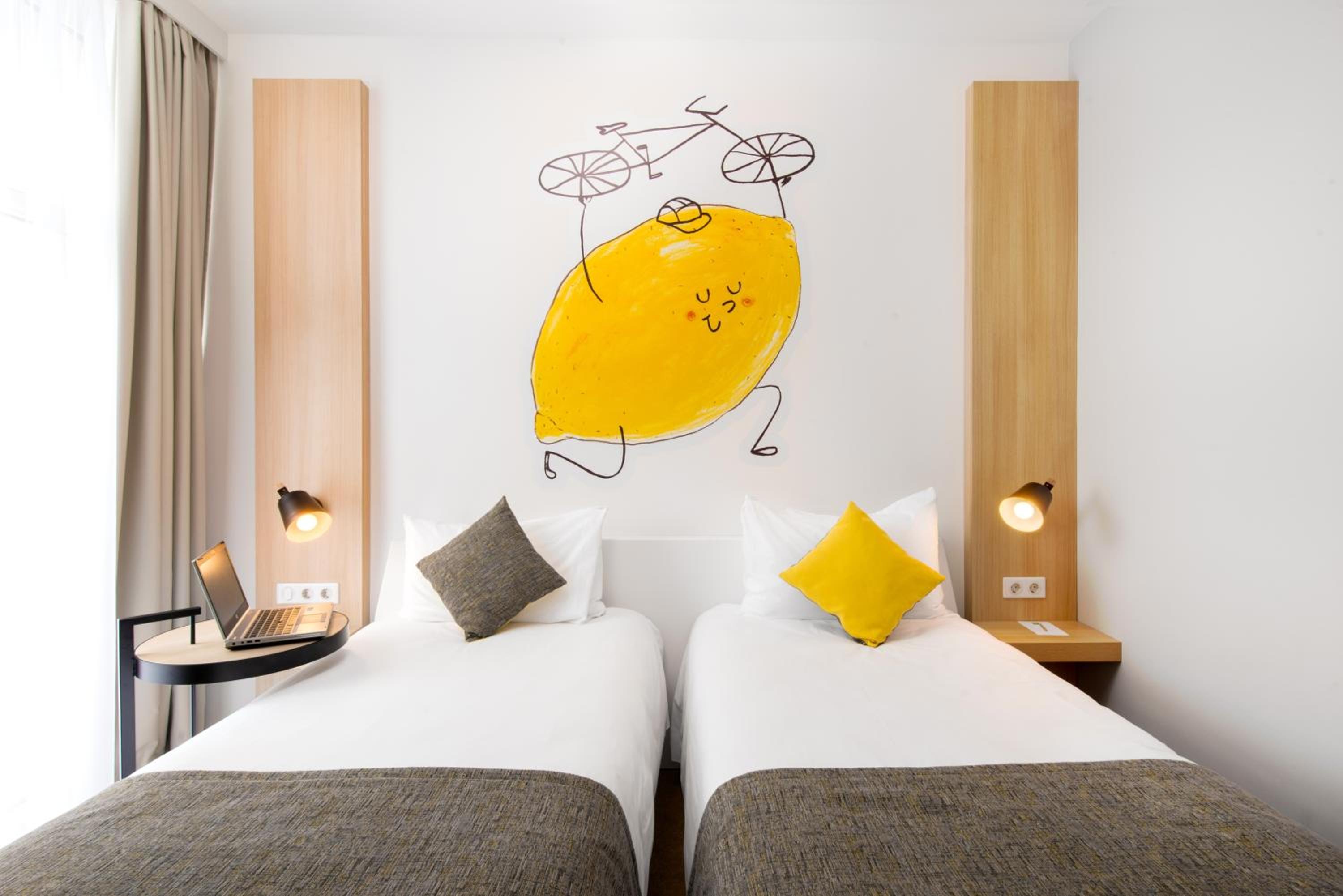 Design Room with Two Single Beds - Photo 14