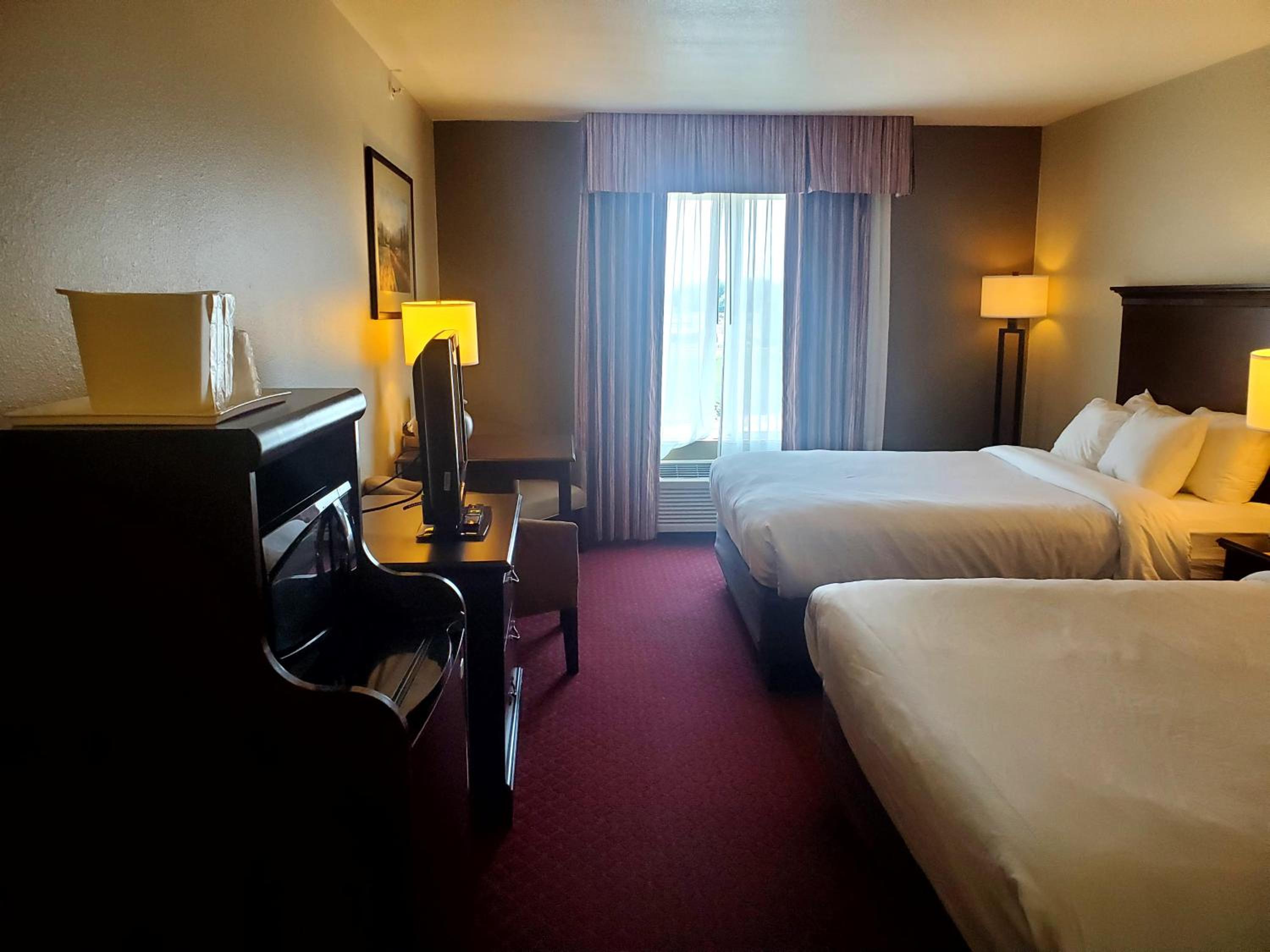 Queen Room with Two Queen Beds - Non-Smoking - Photo 2