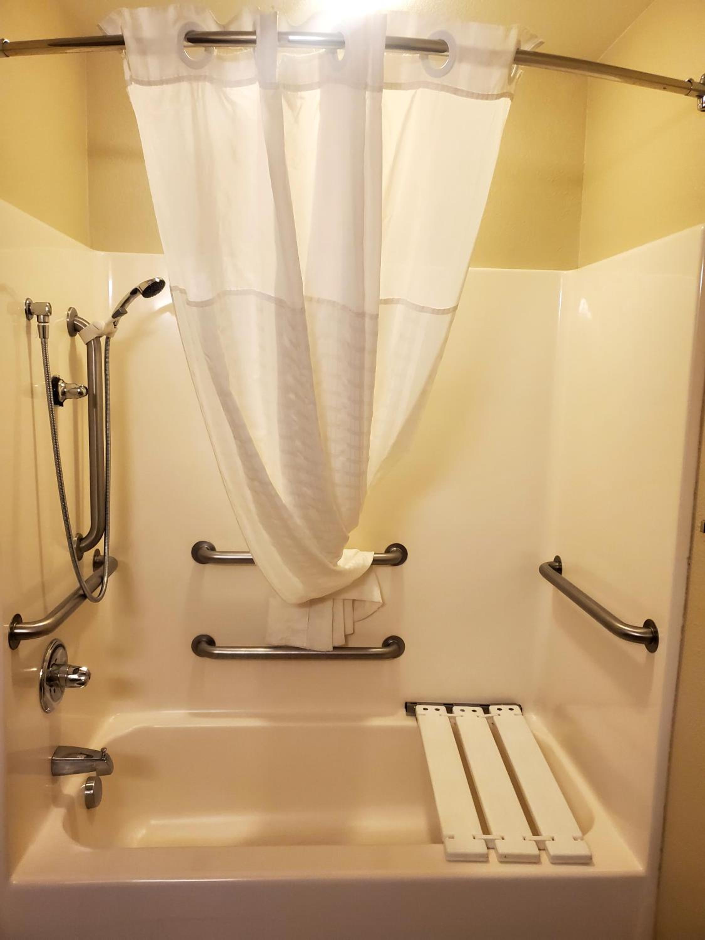King Room with tub - Accessible/Non-Smoking - Photo 3