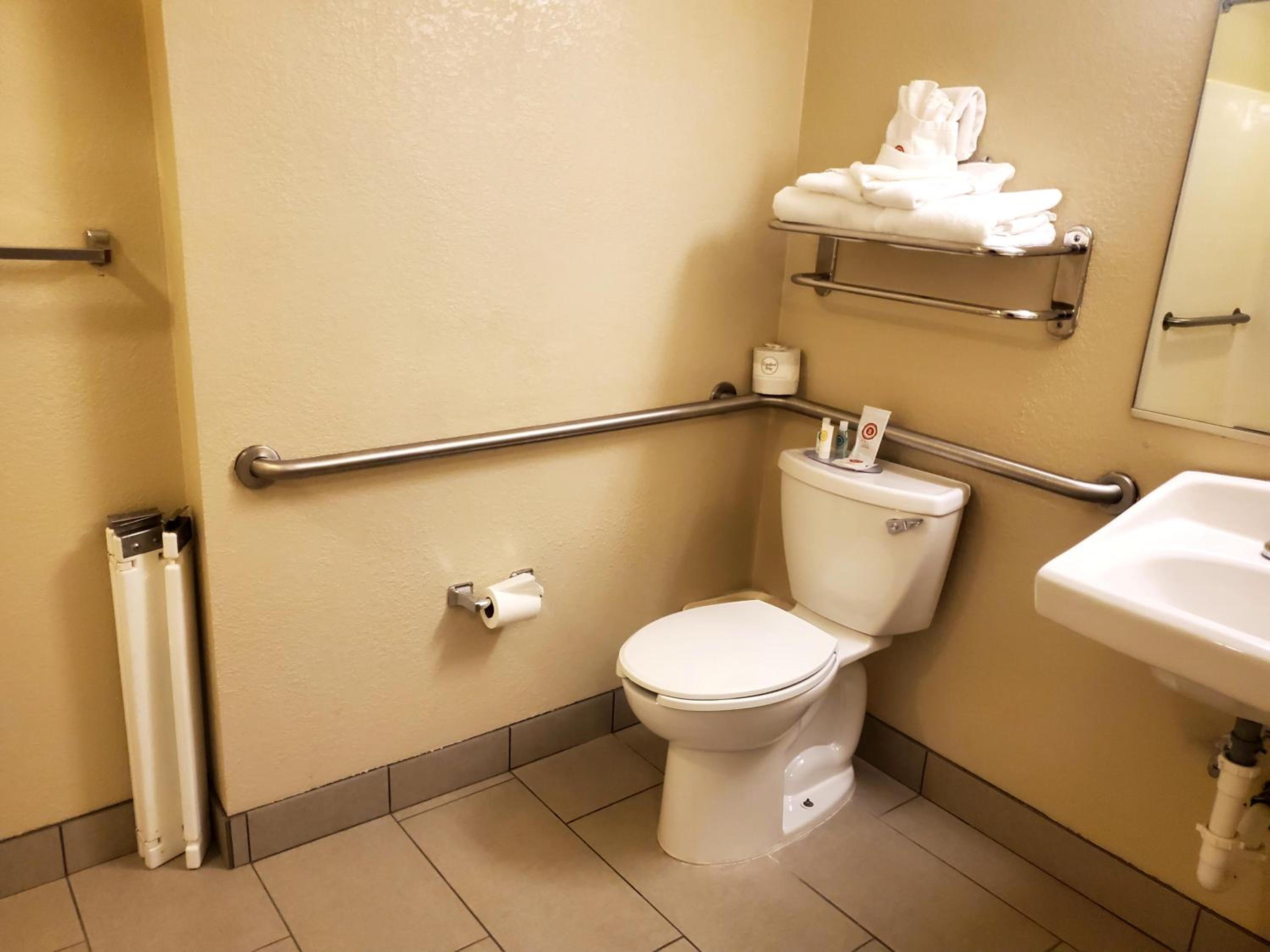 King Room with tub - Accessible/Non-Smoking - Photo 4