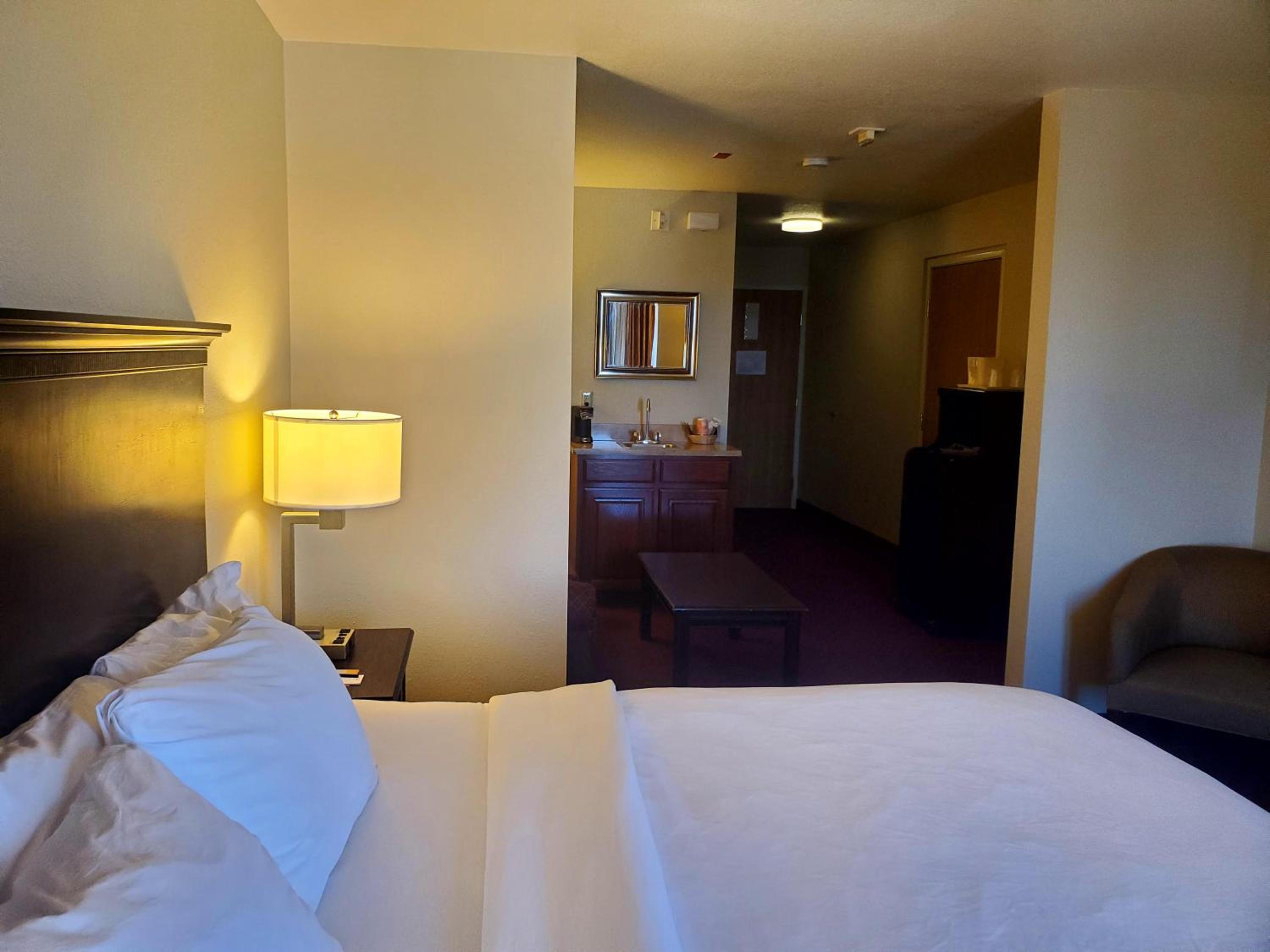 Queen Suite with Two Queen Beds - Non-Smoking - Photo 4