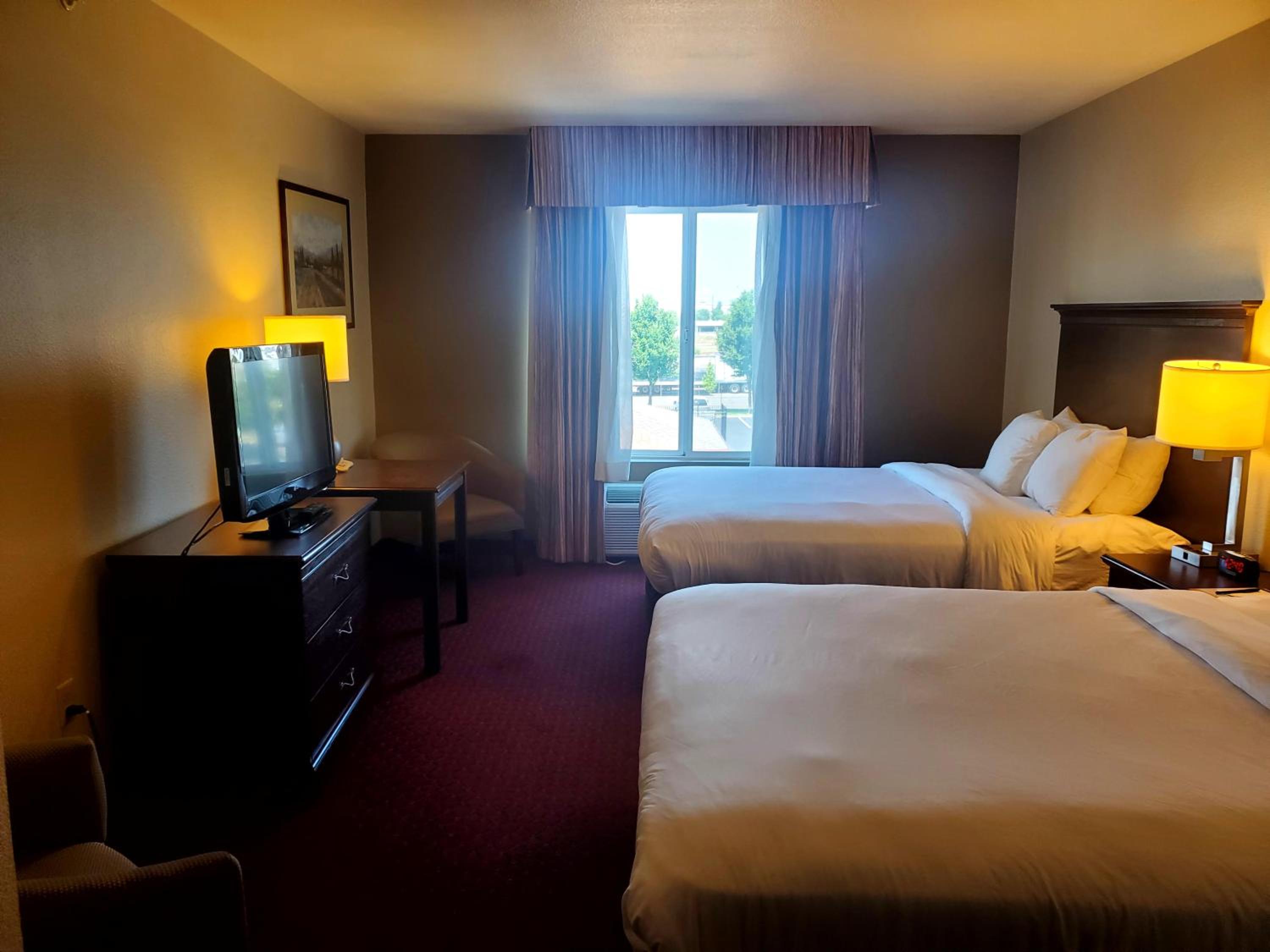 Queen Room with Two Queen Beds - Non-Smoking - Photo 4