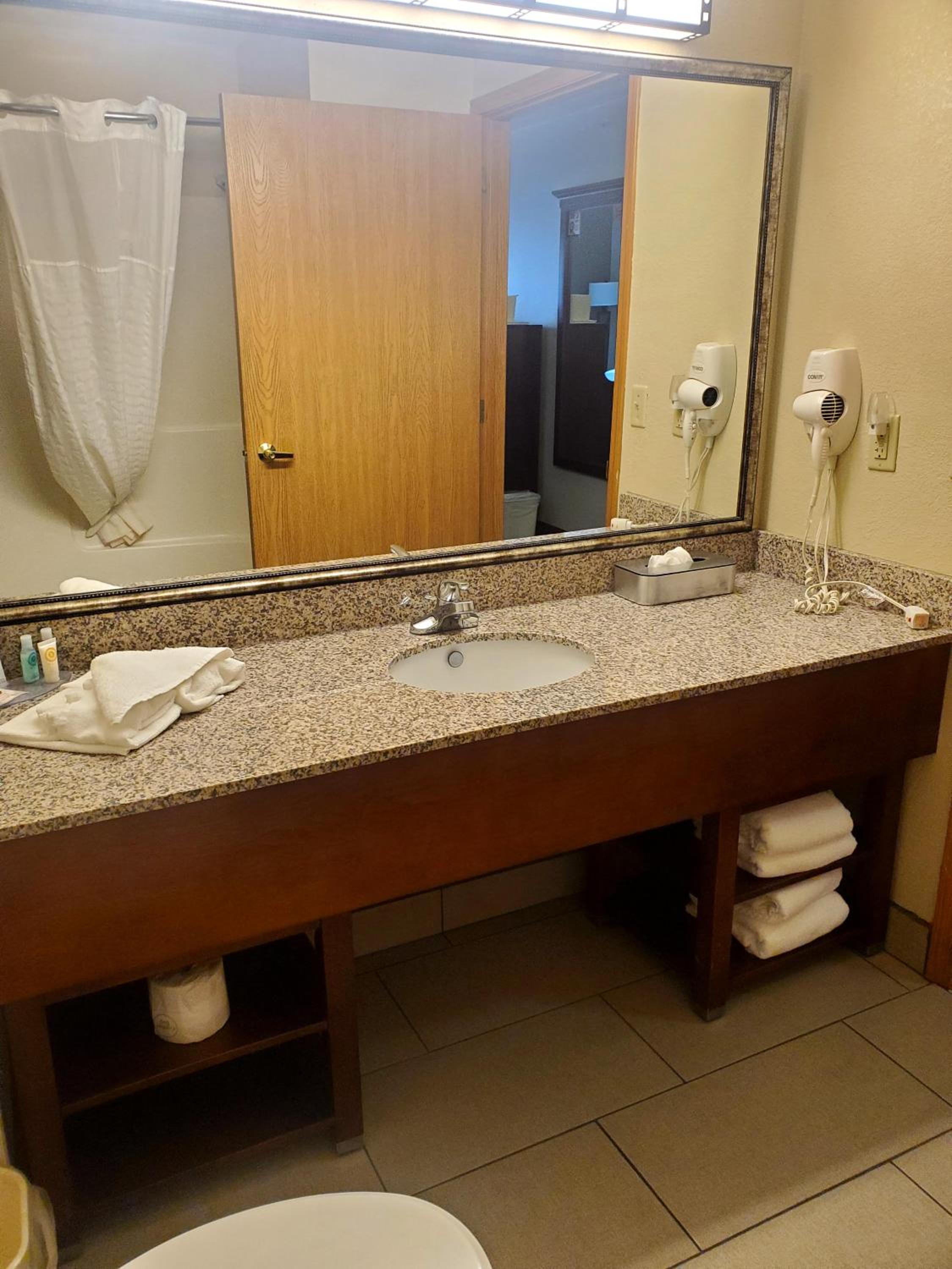 Queen Suite with Two Queen Beds - Non-Smoking - Photo 7