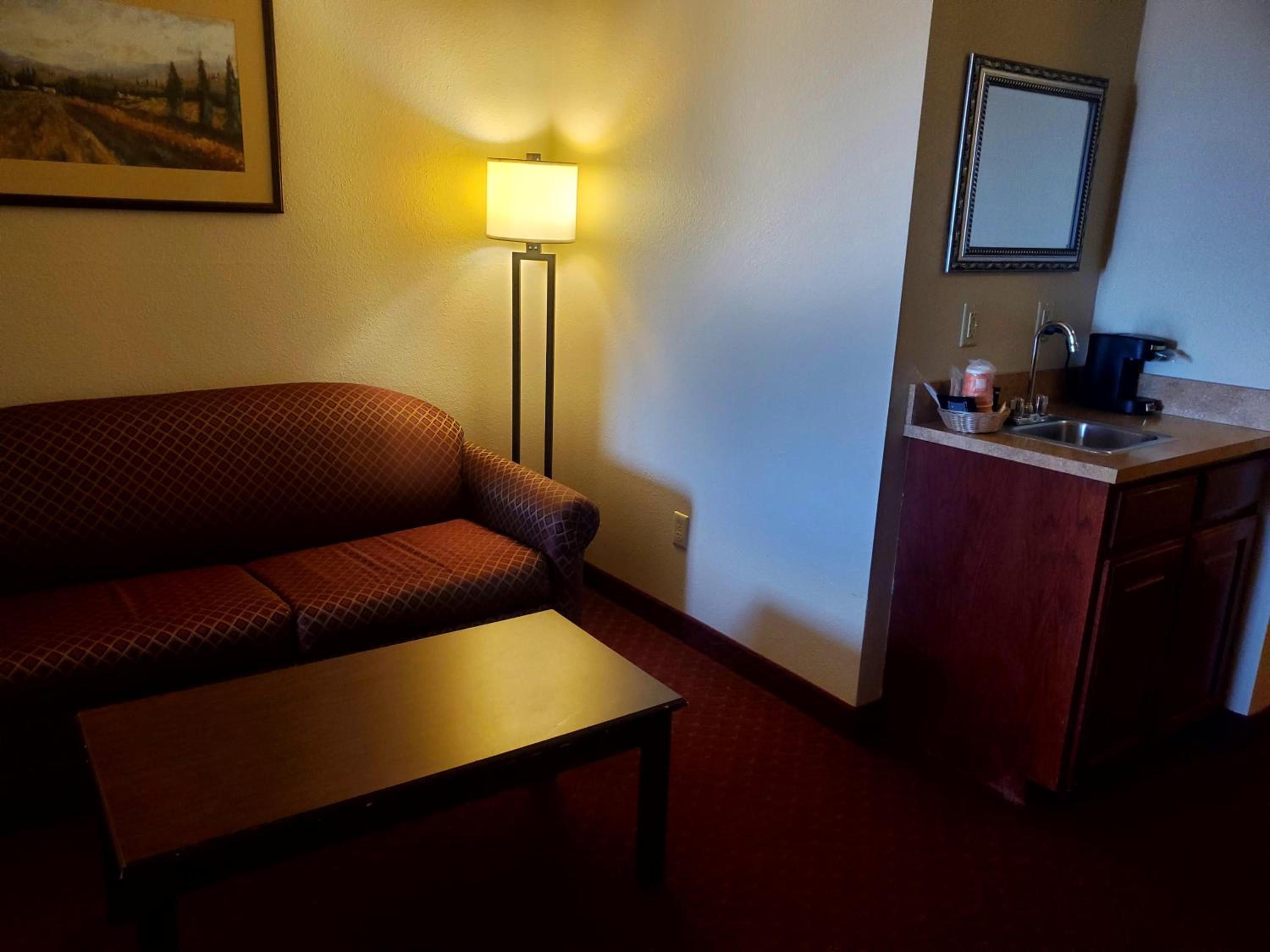 Queen Suite with Two Queen Beds - Non-Smoking - Photo 8