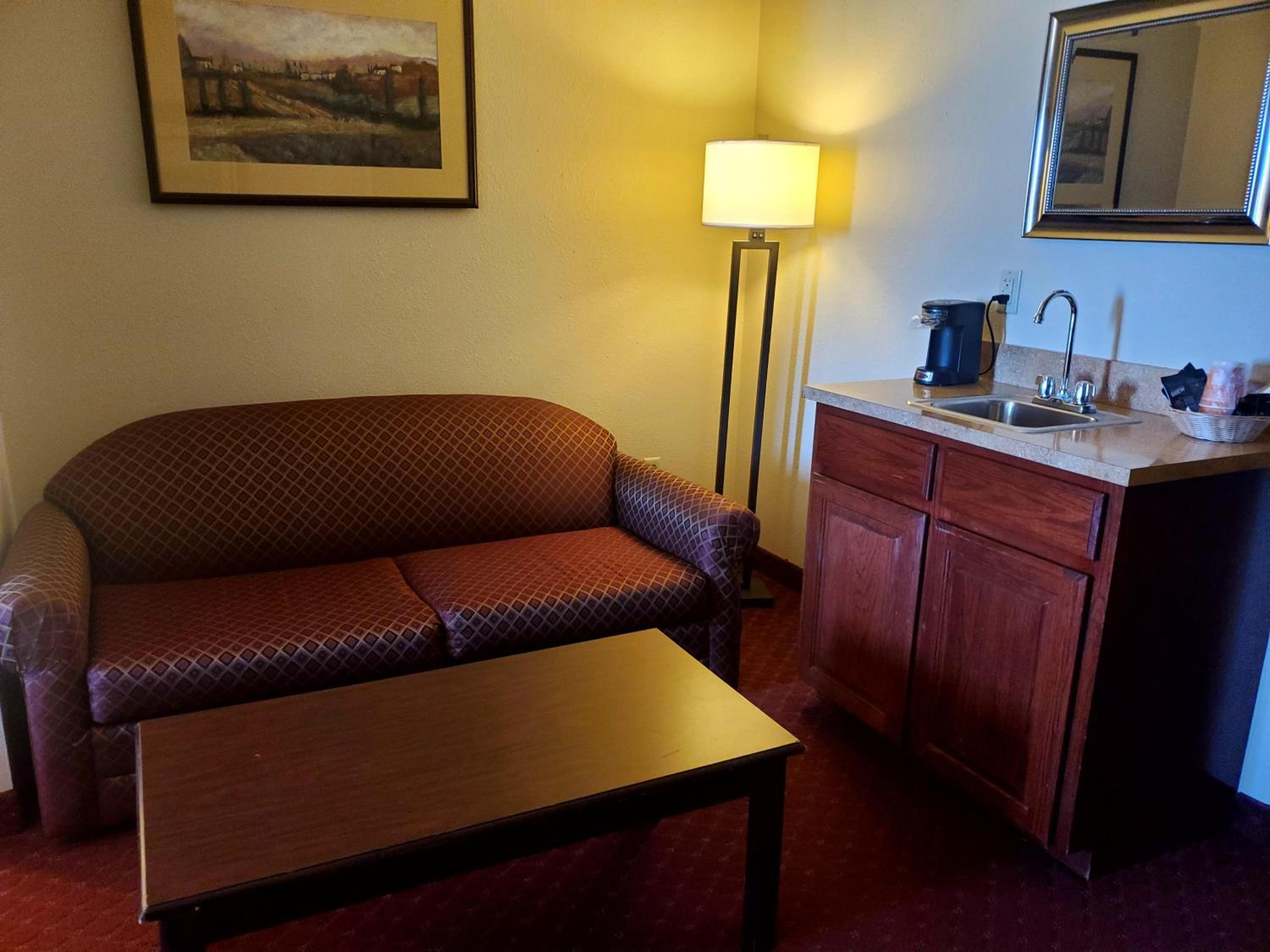 Queen Suite with Two Queen Beds - Non-Smoking - Photo 9