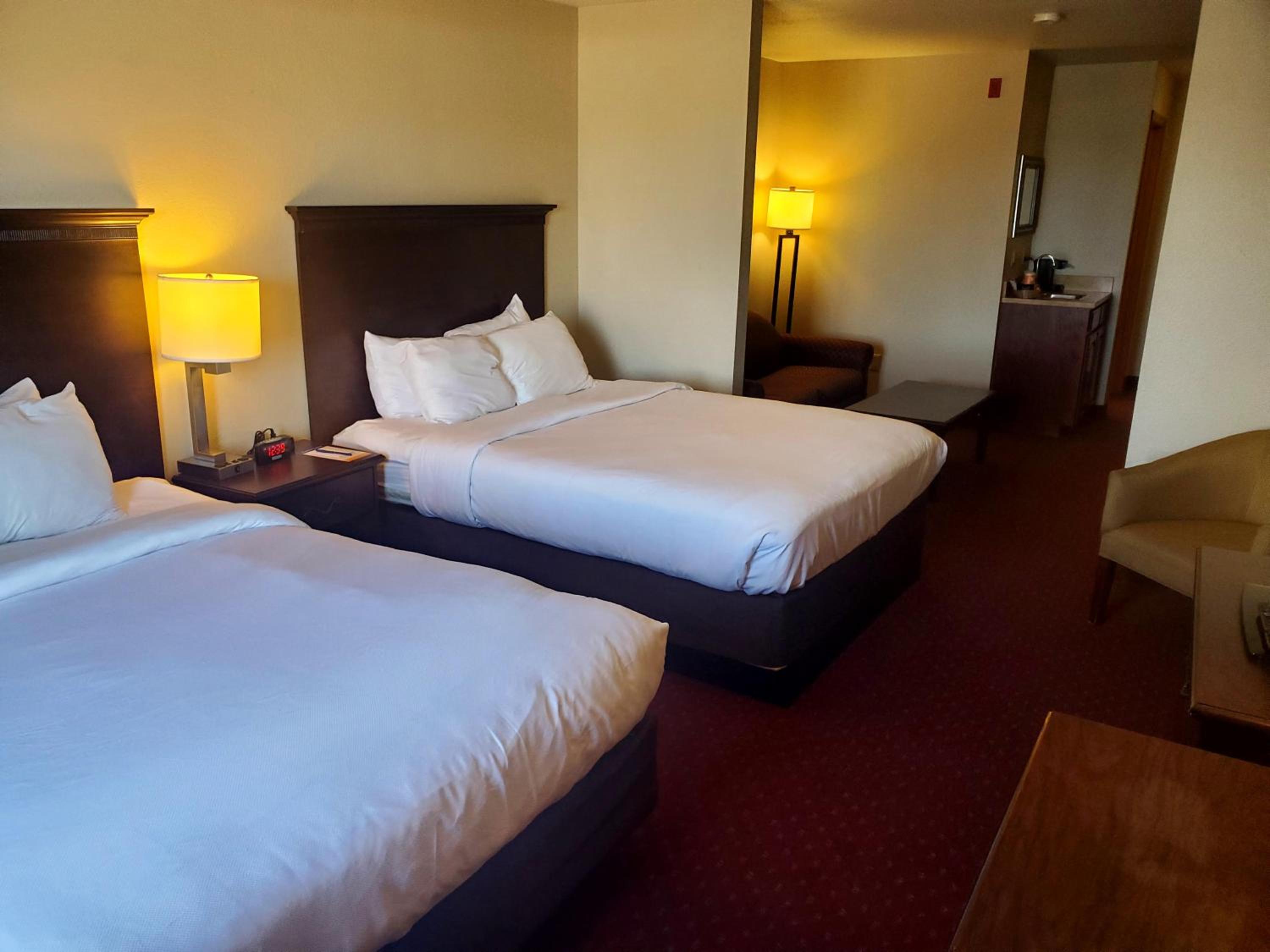 Queen Suite with Two Queen Beds - Non-Smoking - Photo 10