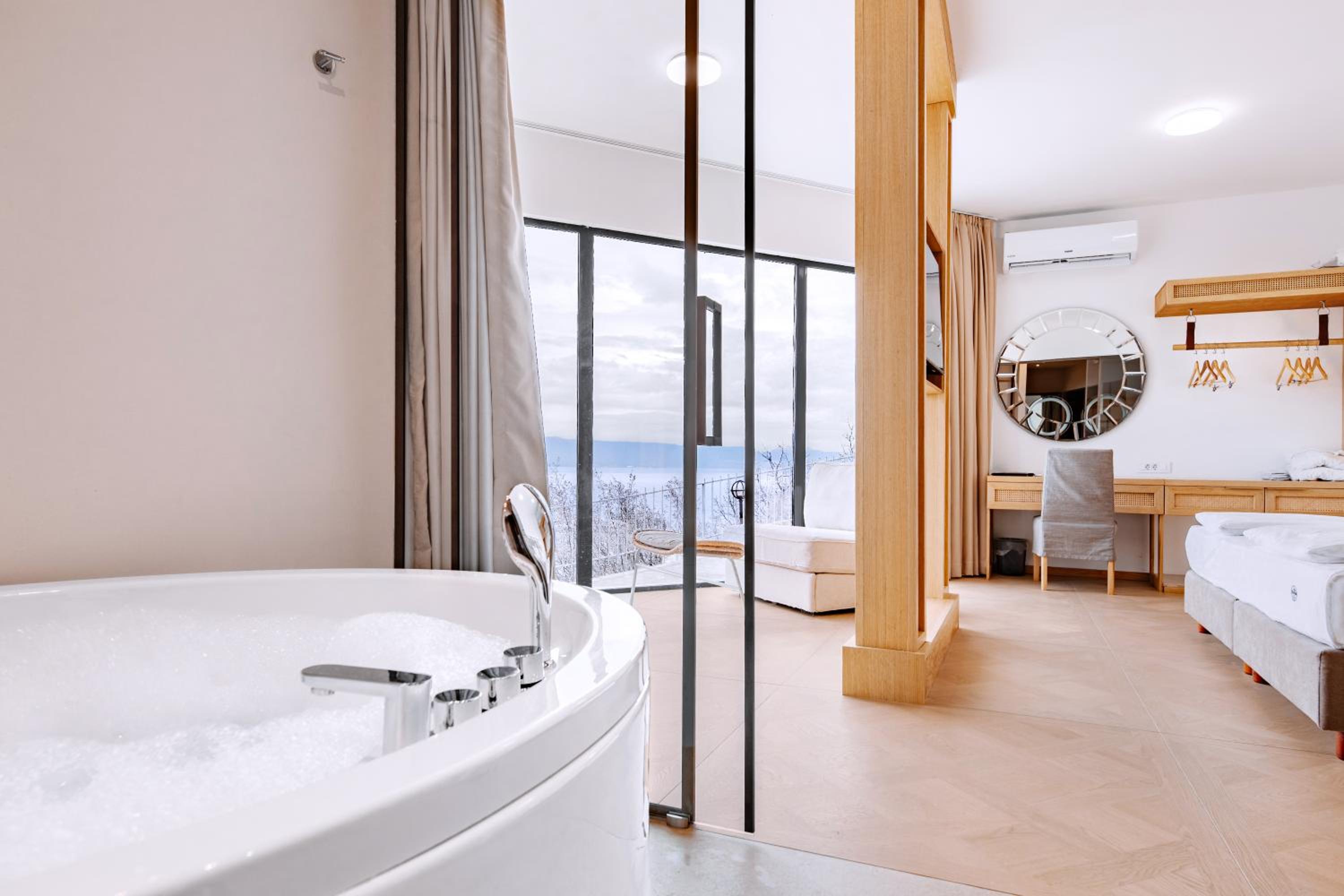 Superior Villa with Spa bath and Lake view  - Photo 2