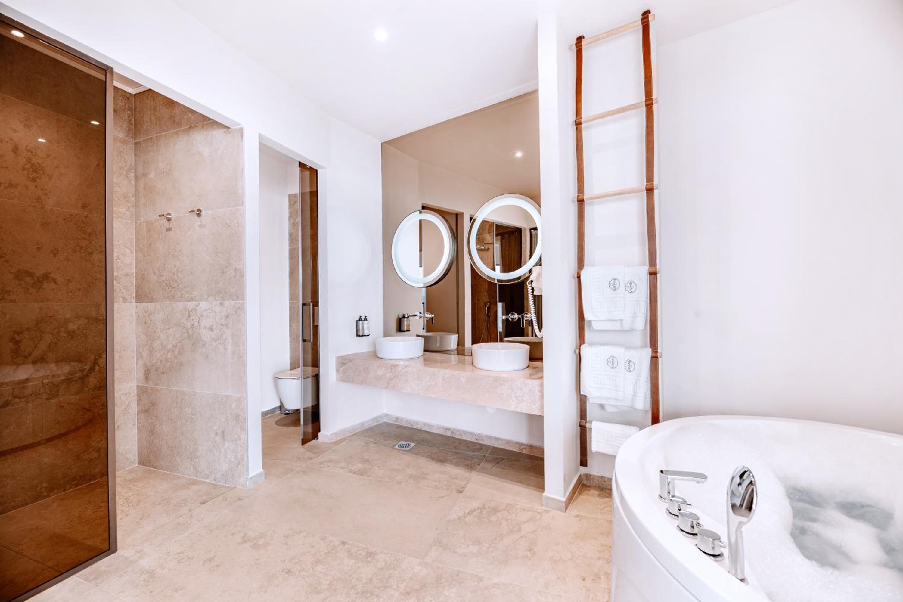 Superior Villa with Spa bath and Lake view  - Photo 4